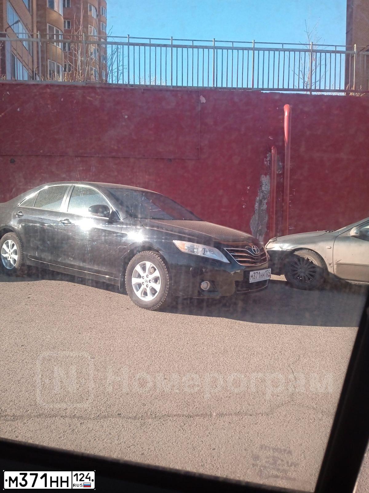 Фото автомобиля TOYOTA CAMRY, 2011 — госномер М371НН124. Цвет: ЧЕРНЫЙ