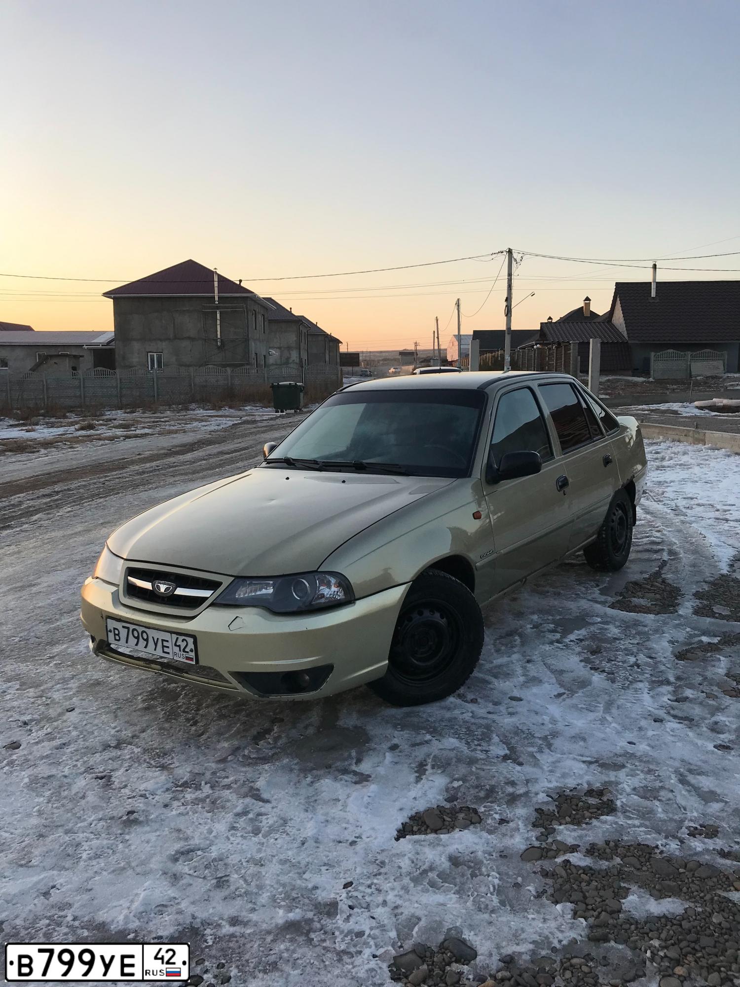 Фото автомобиля DAEWOO NEXIA, 2010 — госномер К040РС124. Цвет: Песочно-Желтый