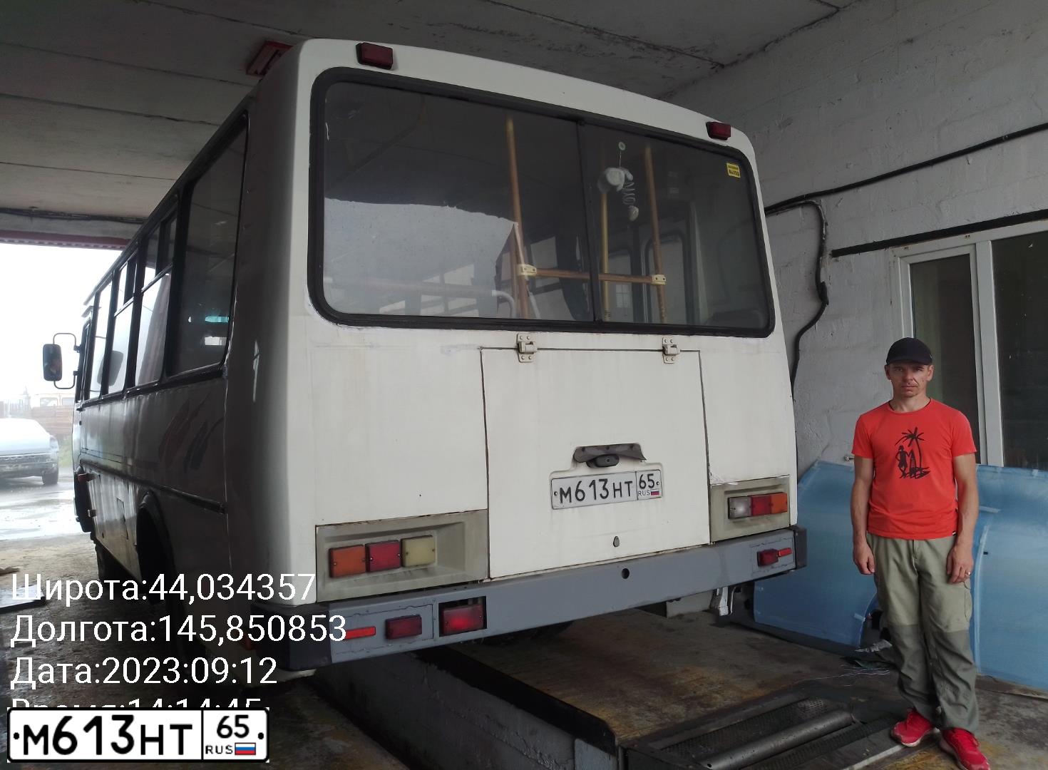 Фото автомобиля PAZ 3205, 2012 — госномер М613НТ65. Цвет: БЕЛЫЙ