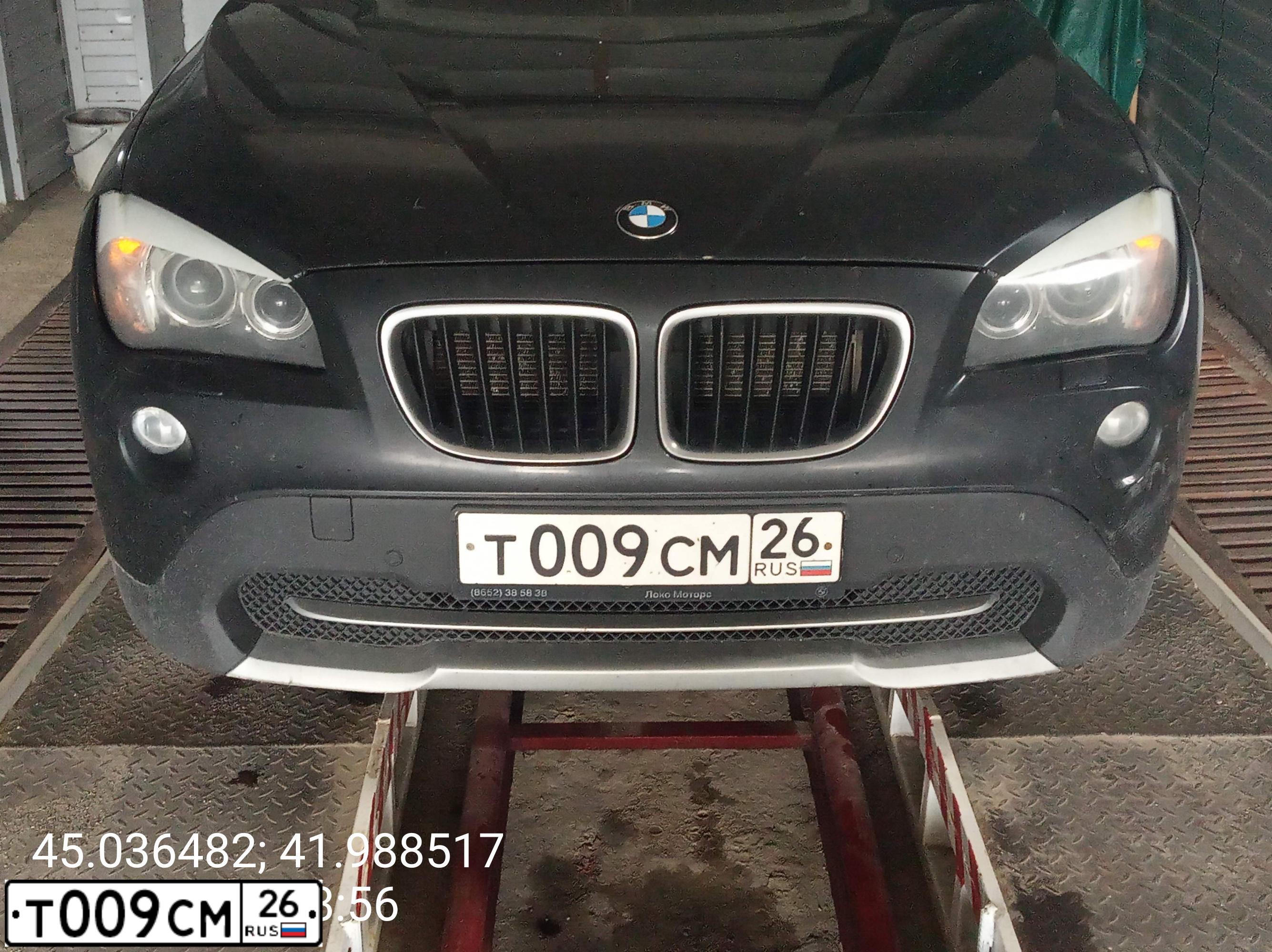 Фото автомобиля BMW X1, 2012 — госномер Т009СМ26. Цвет: ЧЕРНЫЙ