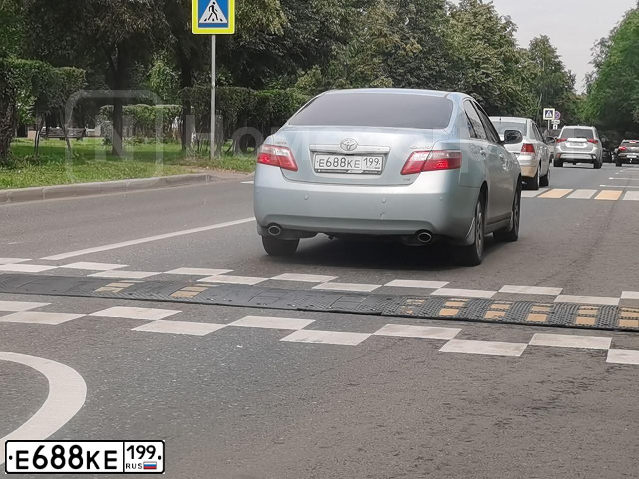 Фото автомобиля TOYOTA CAMRY, 2008 — госномер Е688КЕ199. Цвет: ГОЛУБОЙ СВЕТЛЫЙ