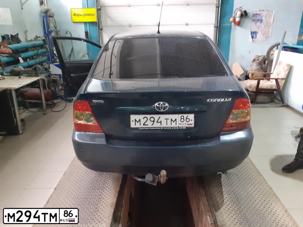 Фото автомобиля TOYOTA COROLLA, 2004 — госномер М294ТМ86. Цвет: Темно-зеленый