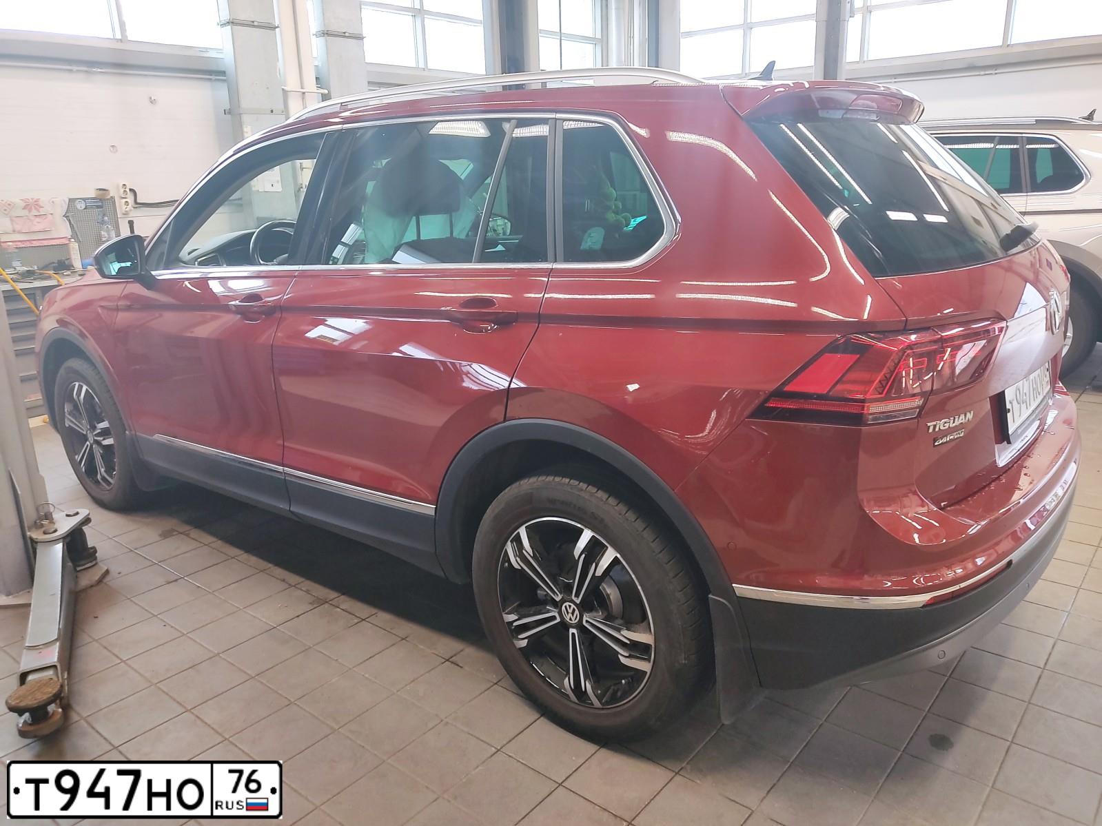 Фото автомобиля VOLKSWAGEN TIGUAN, 2017 — госномер Т947НО76. Цвет: Вишневый