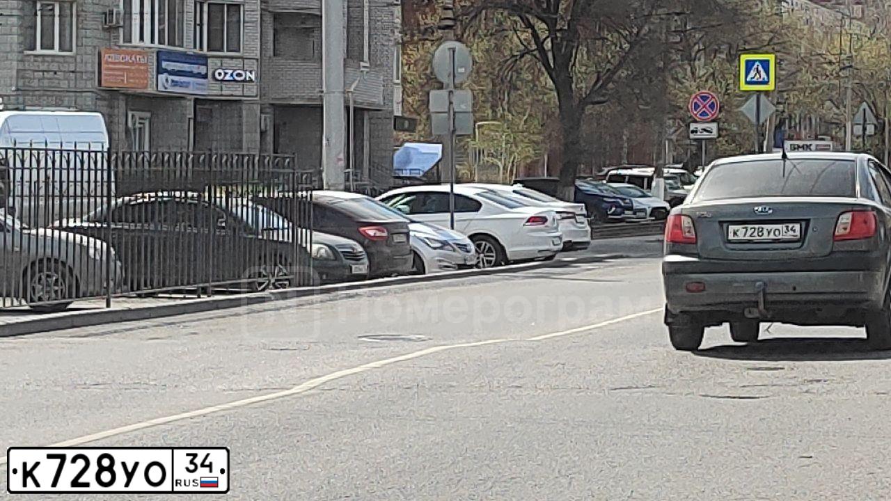 Фото автомобиля KIA RIO, 2007 — госномер К728УО34. Цвет: ОЛИВКОВО СЕРЫЙ