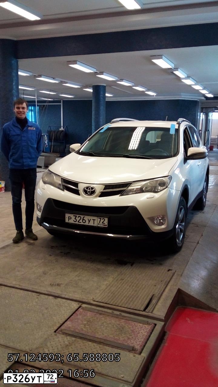 Фото автомобиля TOYOTA RAV4, 2015 — госномер Р326УТ72. Цвет: Белый