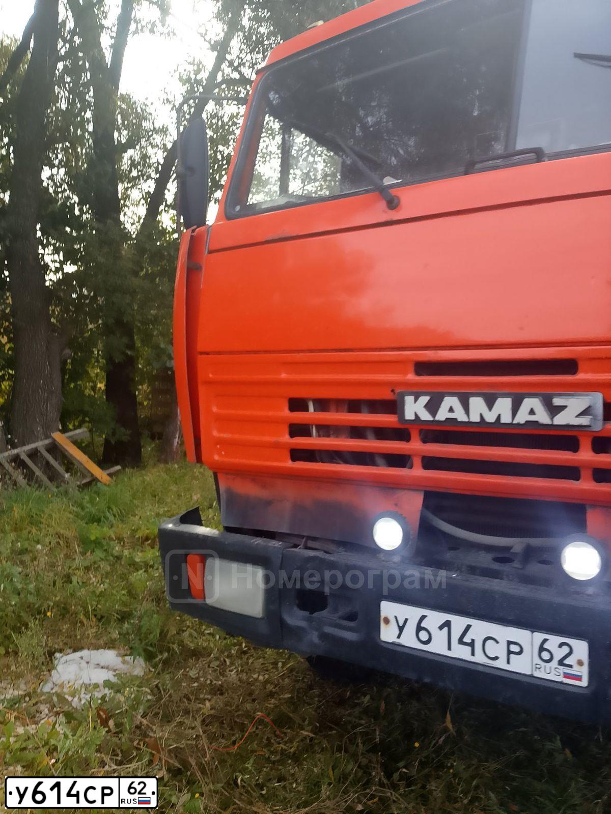 Фото автомобиля KAMAZ 53215 /6X4/, 2007 — госномер В001РС62. Цвет: Оранжевый