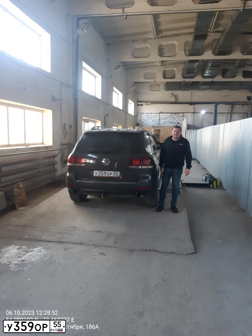 Фото автомобиля VOLKSWAGEN TOUAREG, 2008 — госномер У359ОР55. Цвет: Серый