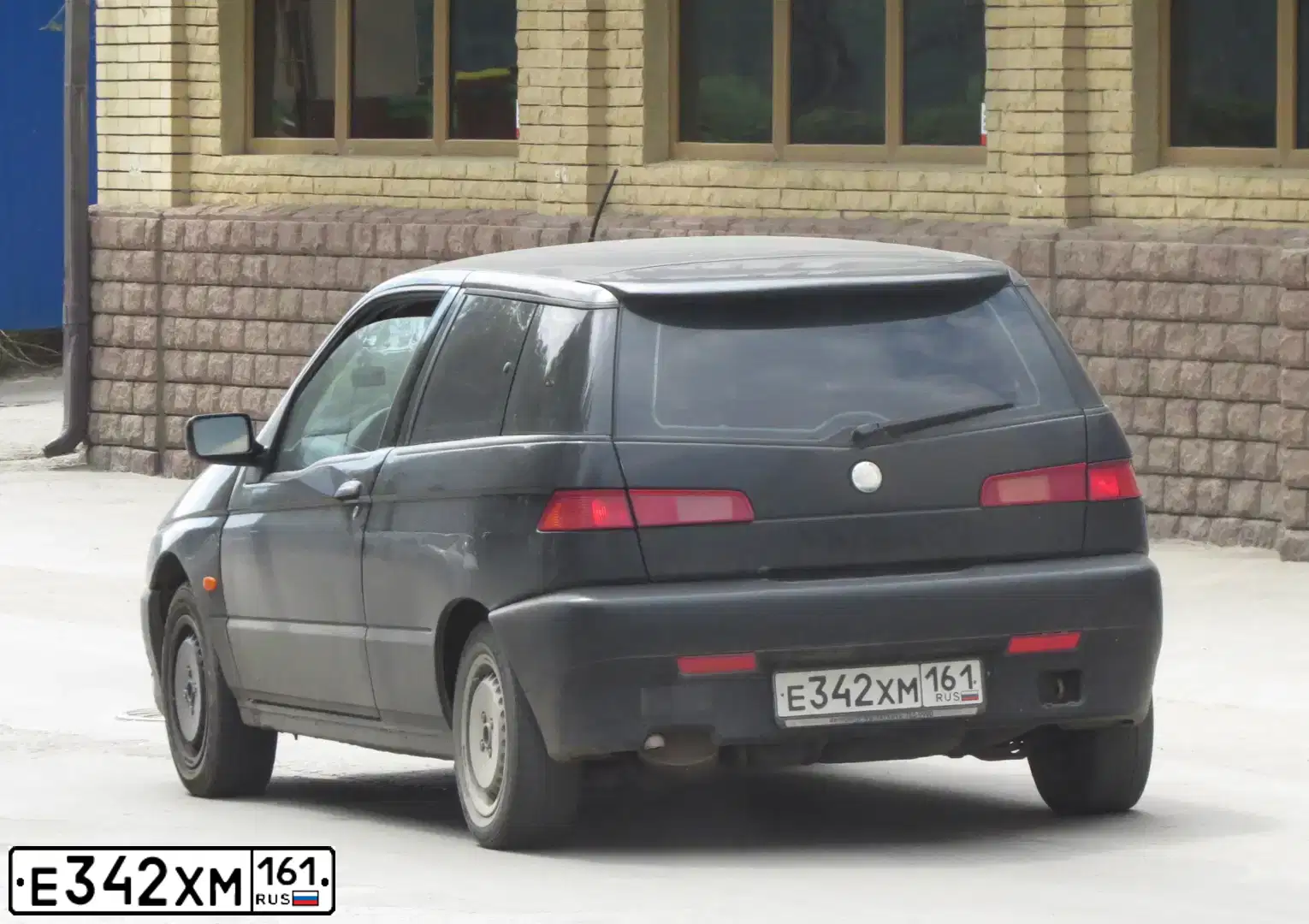 Фото автомобиля ALFAROMEO ALFA 145, 1996 — госномер Е342ХМ161. Цвет: ЧЕРНЫЙ