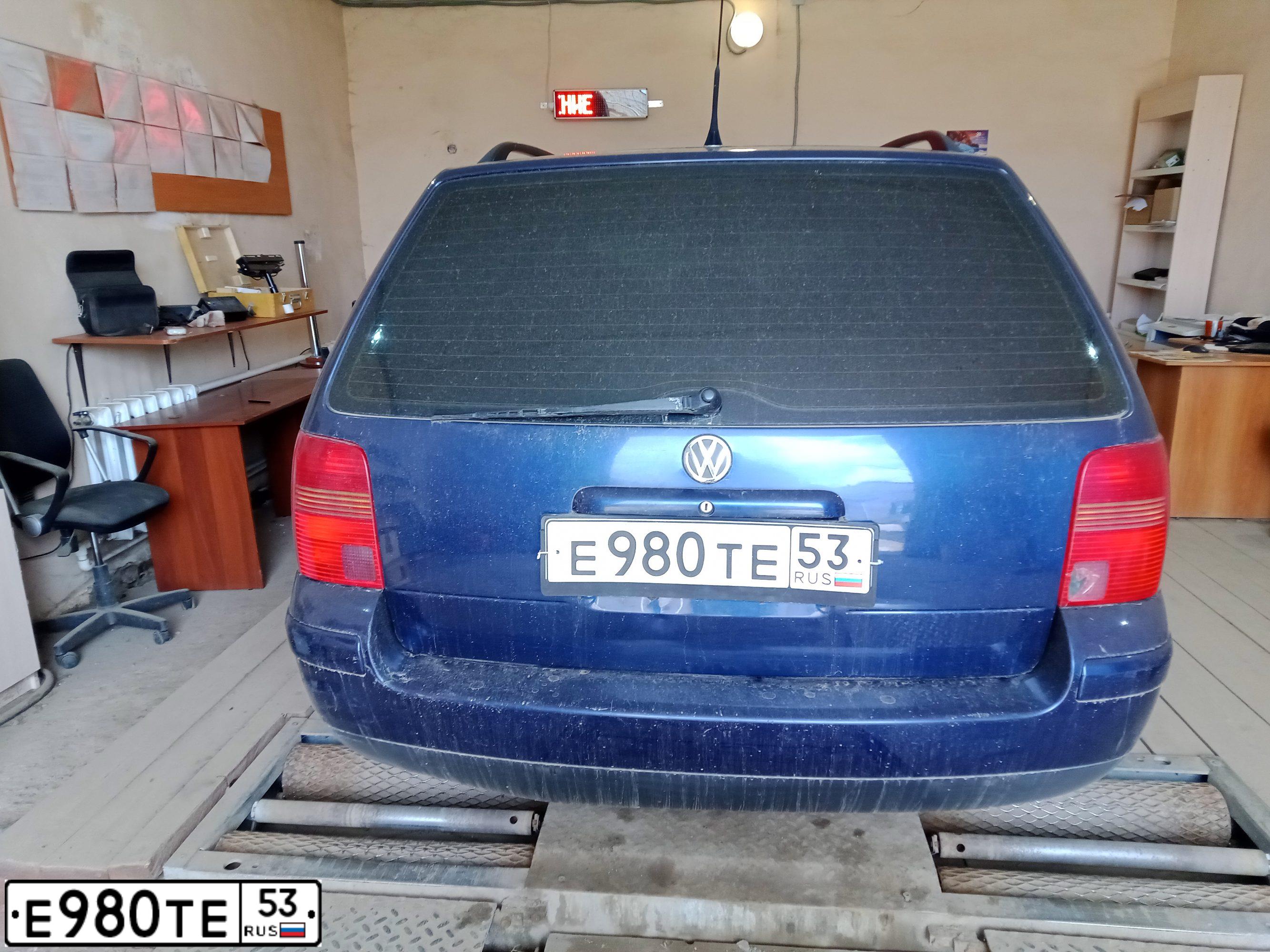 Фото автомобиля VOLKSWAGEN PASSAT, 2000 — госномер Е980ТЕ53. Цвет: ТЕМНО-СИНИЙ