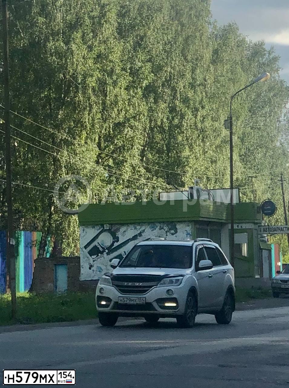Фото автомобиля LIFAN N X 60, 2016 — госномер Н579МХ154. Цвет: Белый