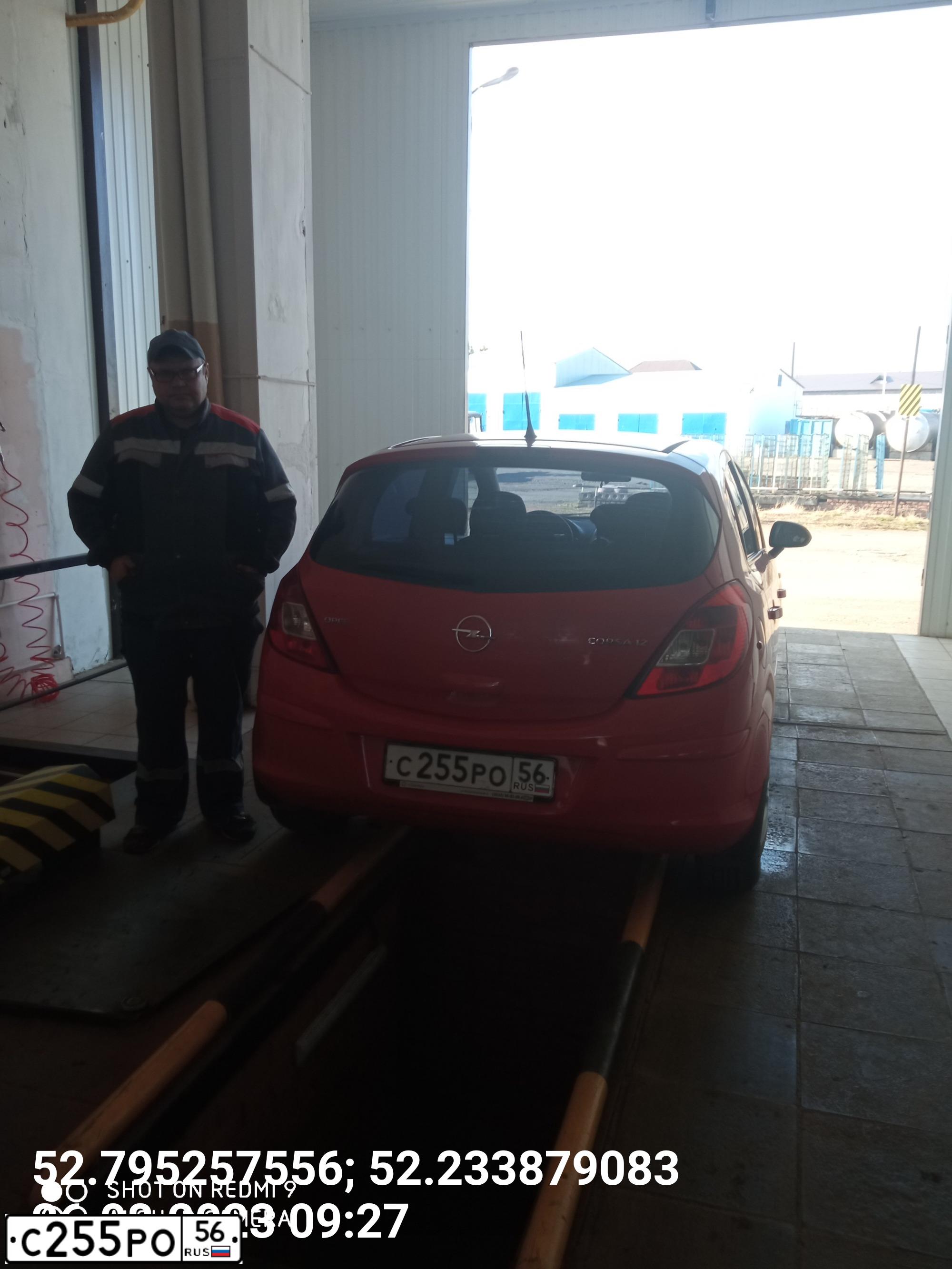 Фото автомобиля OPEL CORSA, 2007 — госномер С255РО56. Цвет: Красный