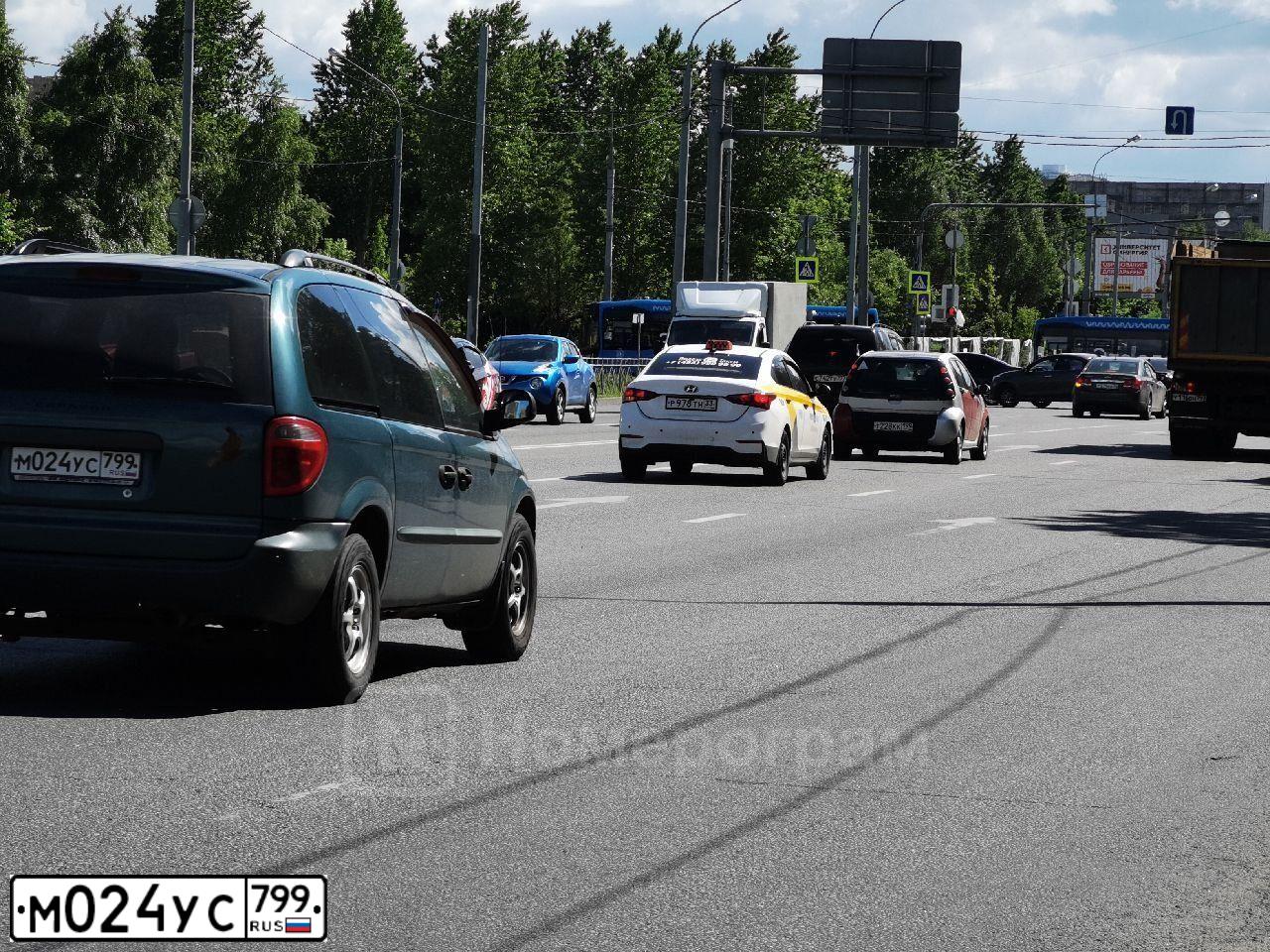 Фото автомобиля DODGE /GRAND/ CARAVAN, 2002 — госномер С130ХВ150. Цвет: сине-зеленый