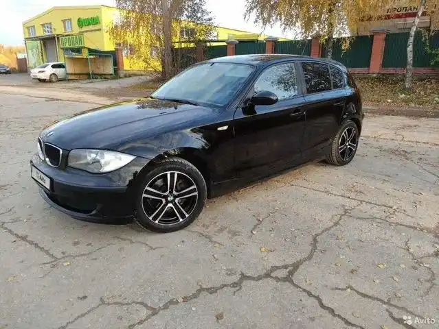 Фото автомобиля BMW SERIE 1, 2009 — госномер О188ТР32. Цвет: ЧЕРНЫЙ