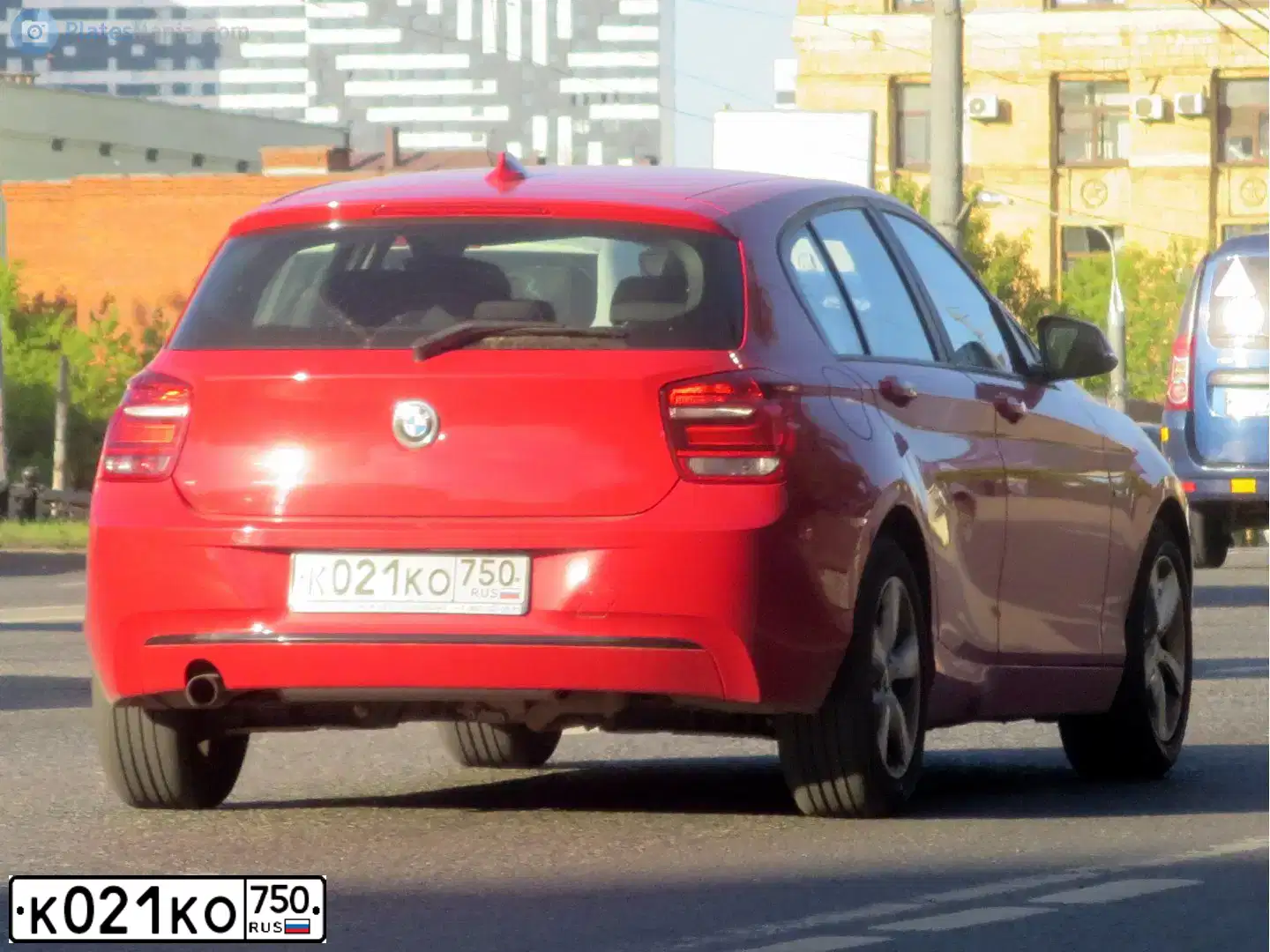 Фото автомобиля BMW SERIE 1, 2014 — госномер К021КО750. Цвет: КРАСНЫЙ