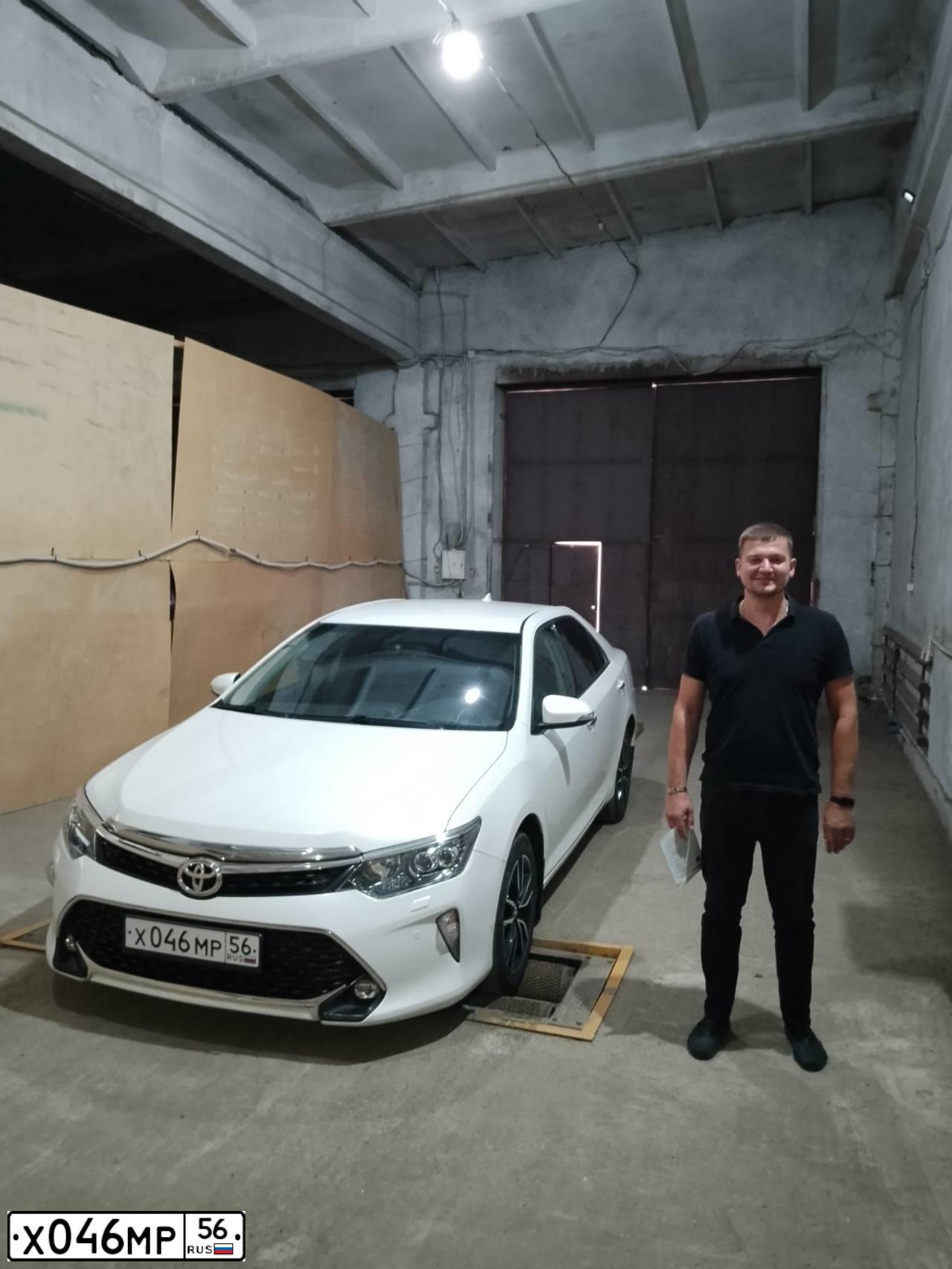 Фото автомобиля TOYOTA CAMRY, 2017 — госномер Х046МР56. Цвет: БЕЛЫЙ ПЕРЛАМУТР