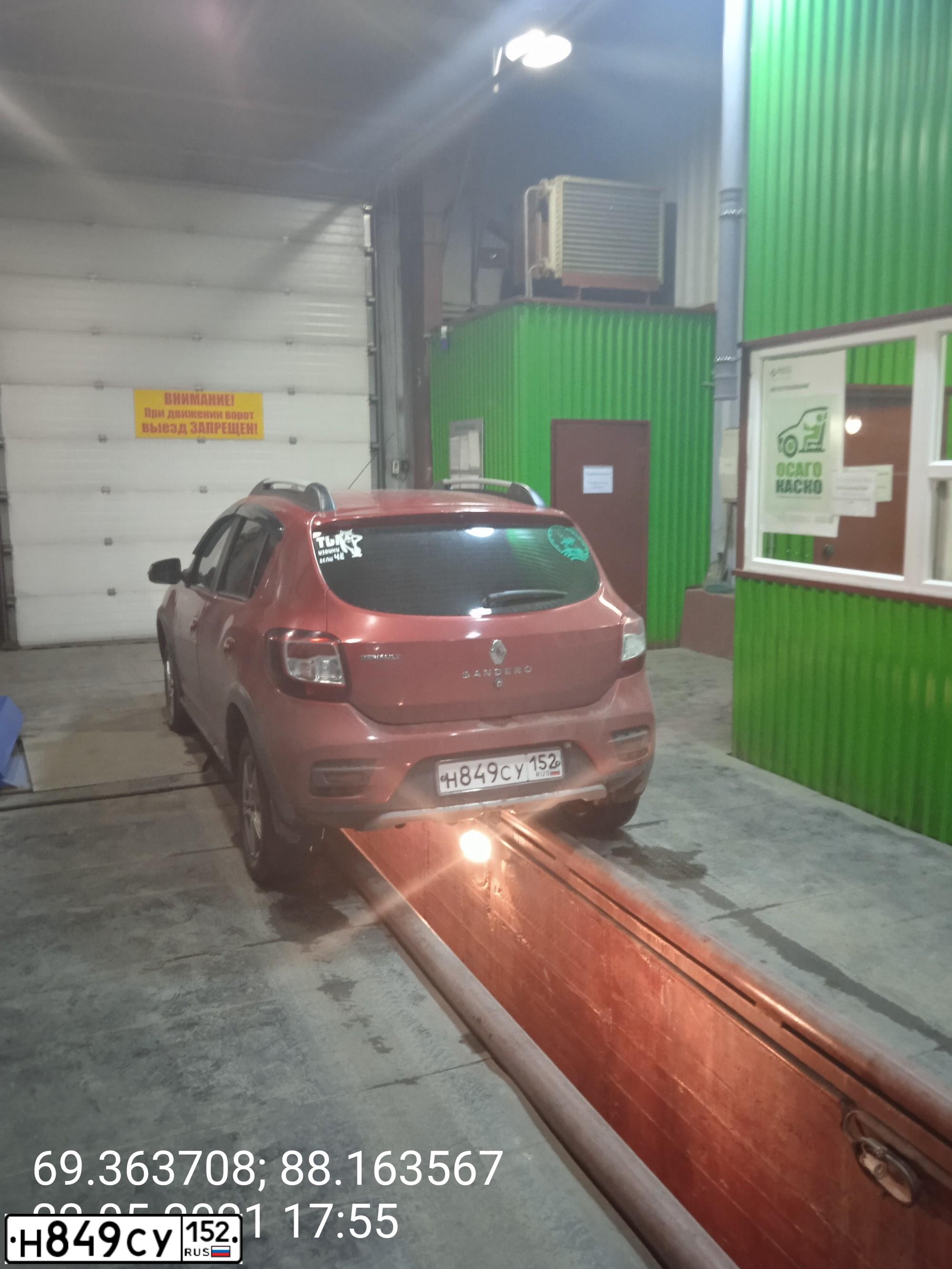 Фото автомобиля RENAULT SANDERO, 2016 — госномер Х666РЕ124. Цвет: Красный