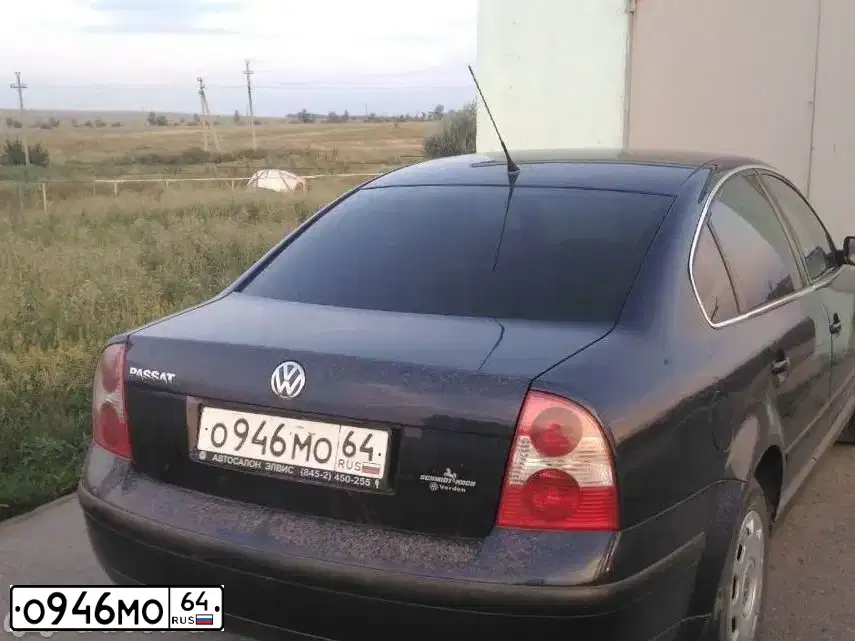 Фото автомобиля VOLKSWAGEN PASSAT, 2001 — госномер О946МО64. Цвет: синий
