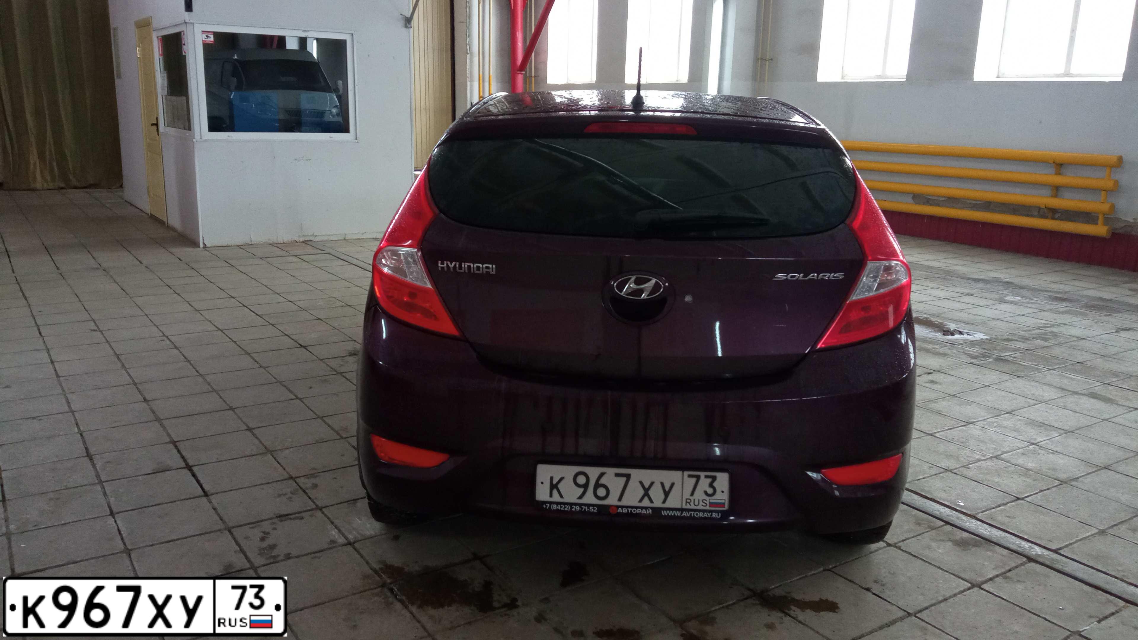 Фото автомобиля HYUNDAI SOLARIS, 2012 — госномер Х413УЕ64. Цвет: ФИОЛЕТОВЫЙ