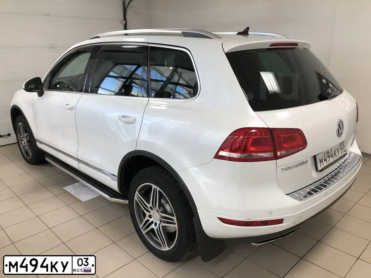 Фото автомобиля VOLKSWAGEN TOUAREG, 2014 — госномер В528ОХ122. Цвет: Белый
