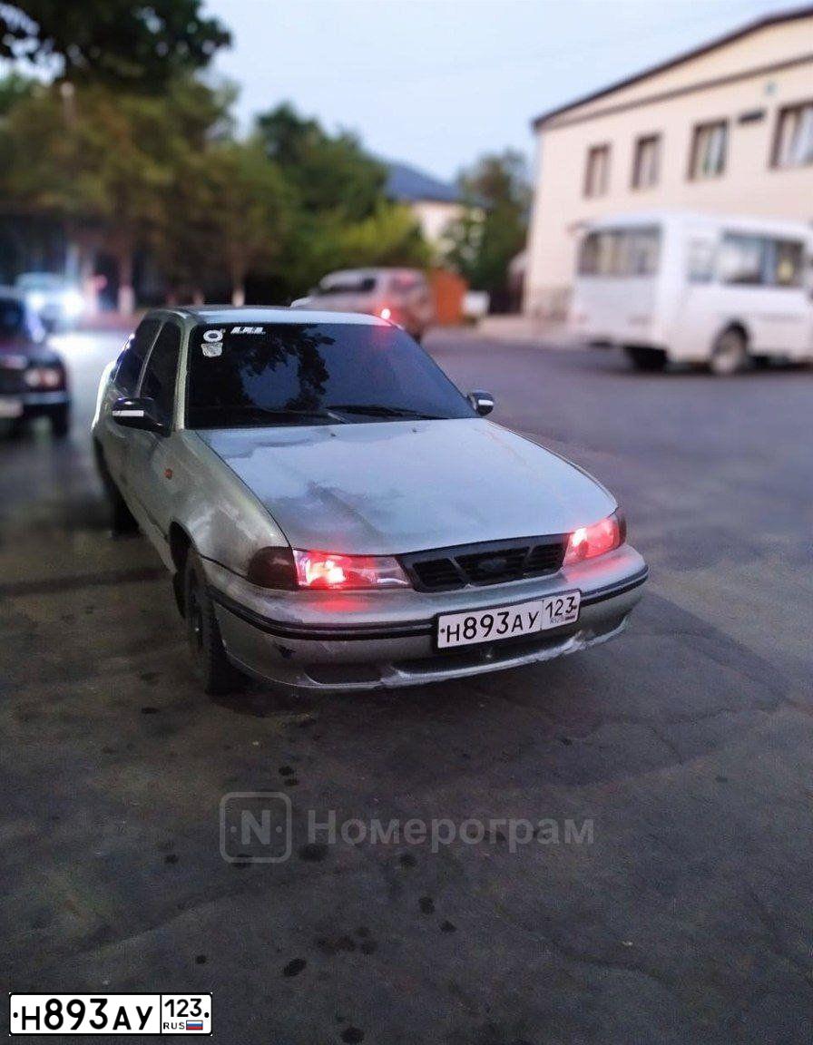 Фото автомобиля DAEWOO NEXIA, 2004 — госномер Н893АУ123. Цвет: БЕЛЫЙ(СЕРЕБРИСТЫЙ)