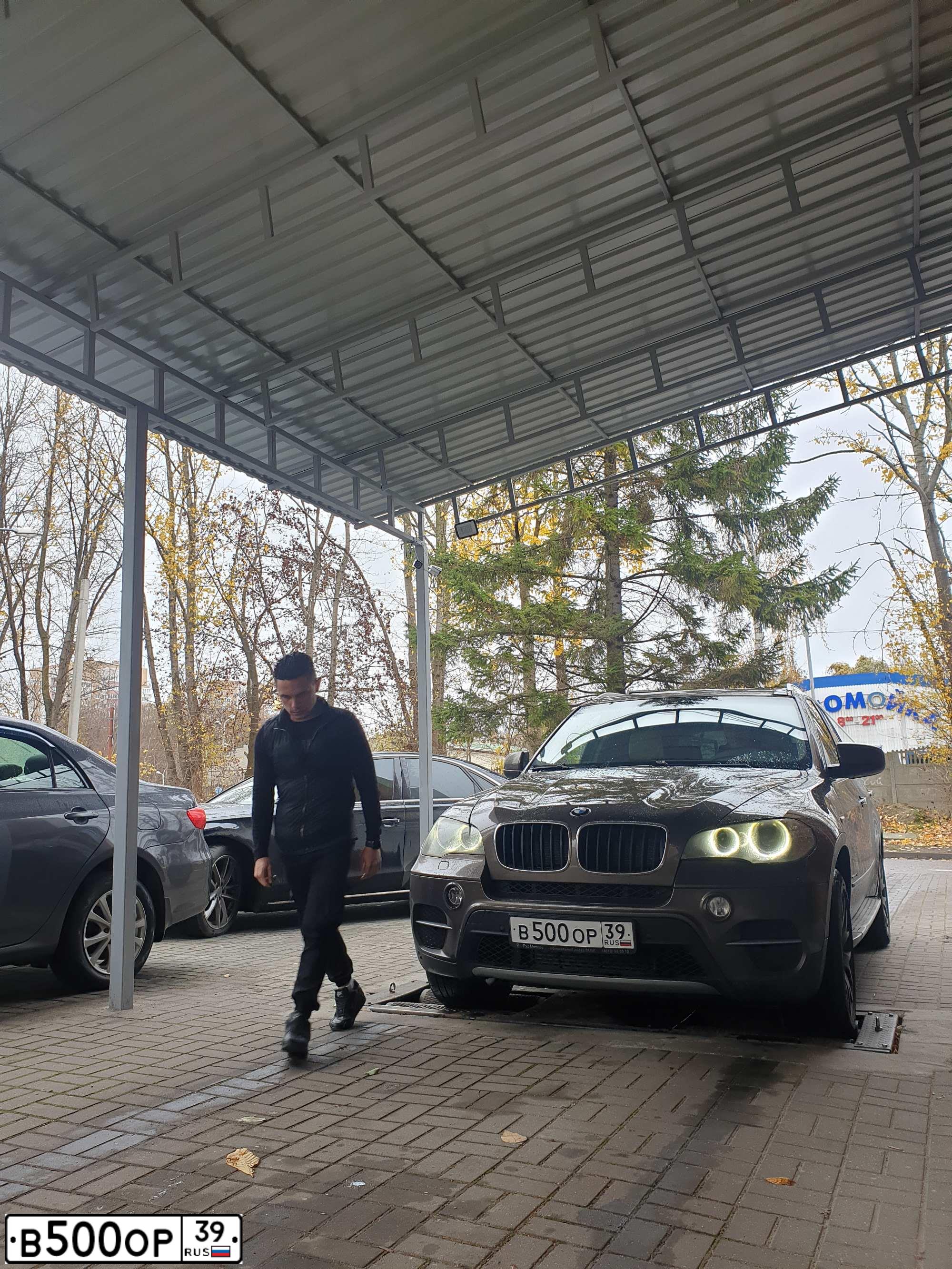 Фото автомобиля VOLKSWAGEN PASSAT, 1992 — госномер В500ОР39. Цвет: ТЕМНО-КРАСНЫЙ