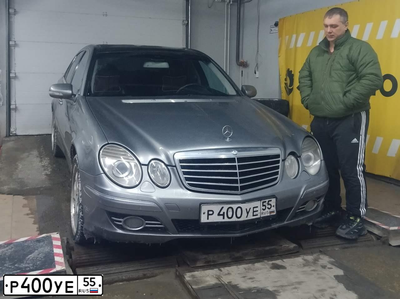 Фото автомобиля MERCEDES E-KLASSE, 2008 — госномер Р400УЕ55. Цвет: Серый