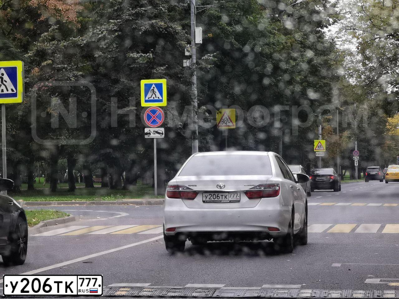 Фото автомобиля TOYOTA CAMRY, 2016 — госномер У206ТК777. Цвет: БЕЛЫЙ