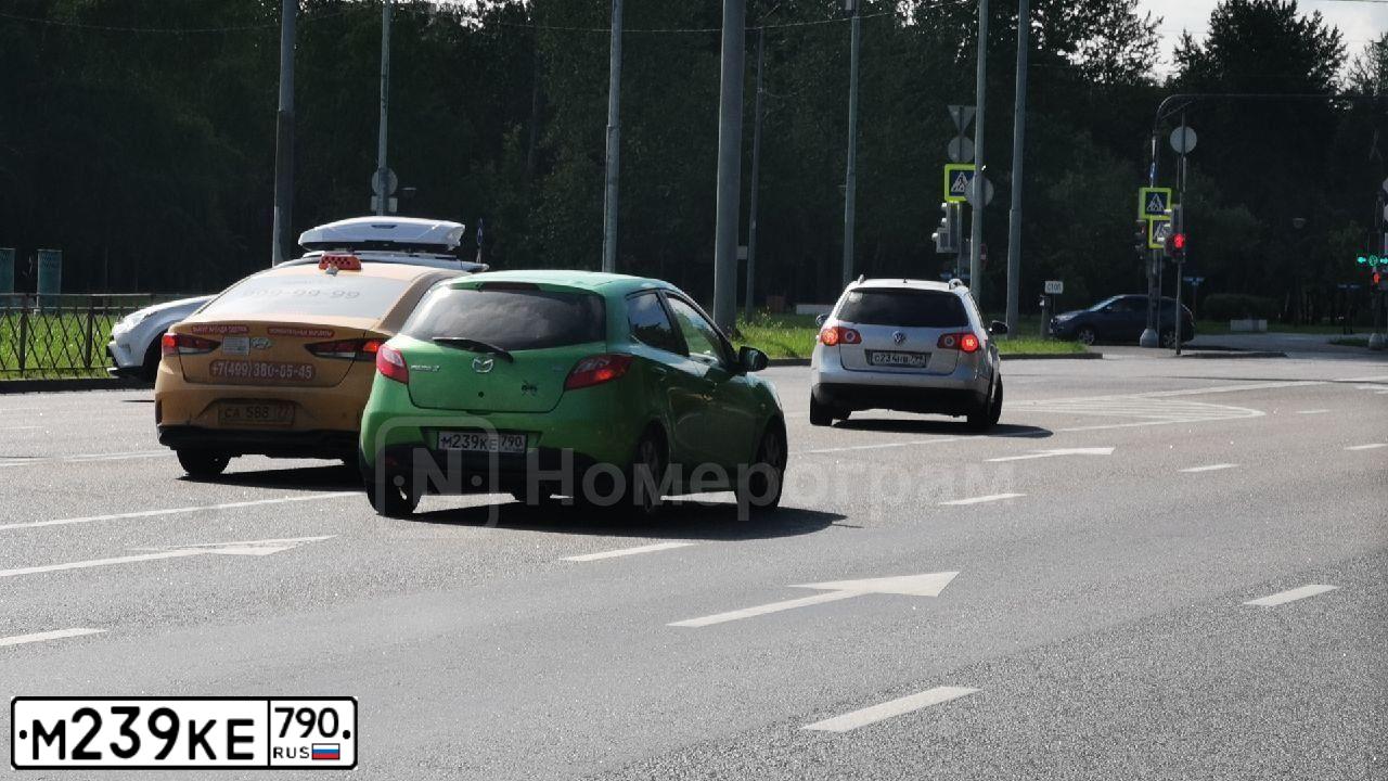 Фото автомобиля MAZDA 2, 2008 — госномер М239КЕ790. Цвет: ЗЕЛЕНЫЙ