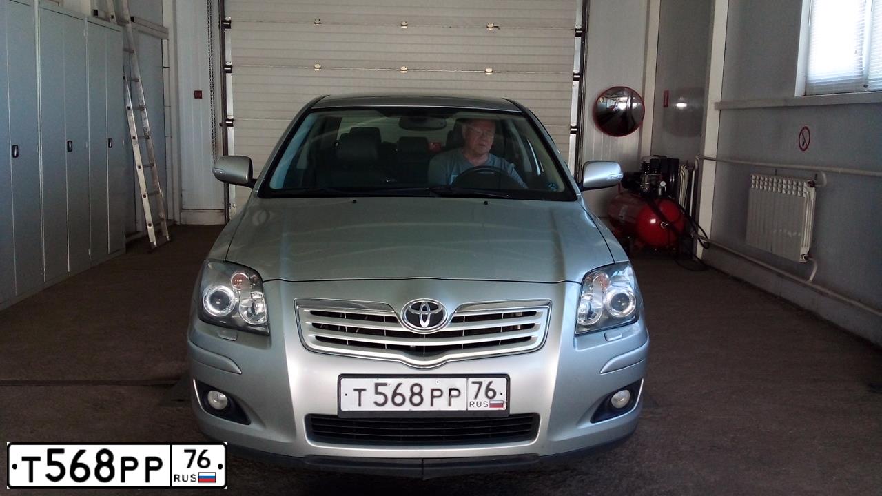 Фото автомобиля TOYOTA AVENSIS, 2008 — госномер Т568РР76. Цвет: СВЕТЛО-СЕРЫЙ
