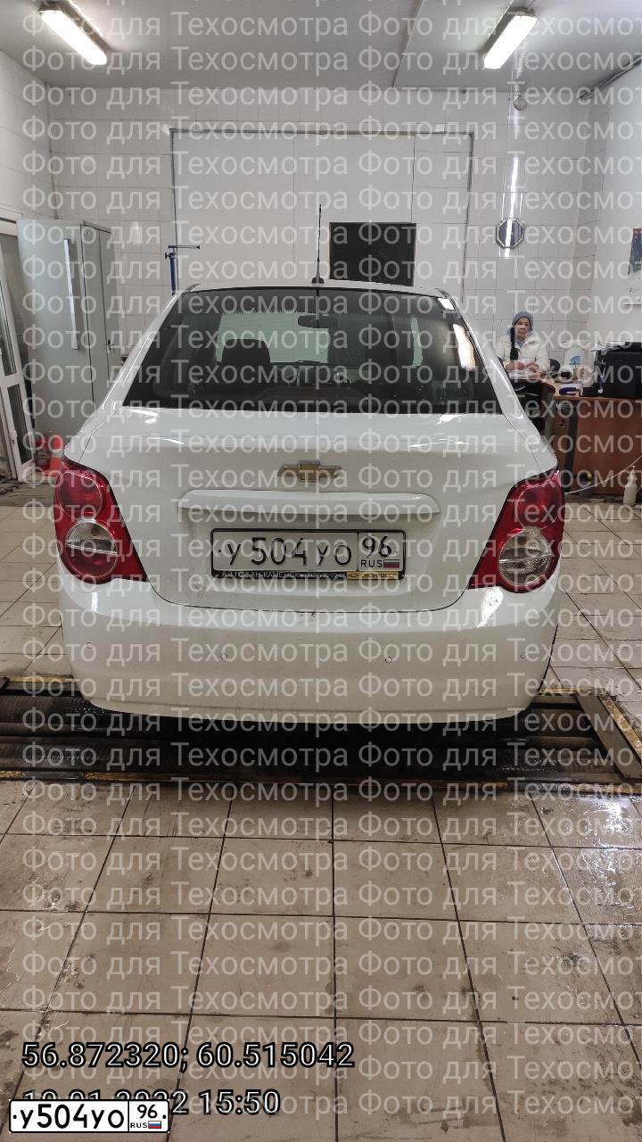 Фото автомобиля CHEVROLET AVEO, 2012 — госномер У504УО96. Цвет: Белый