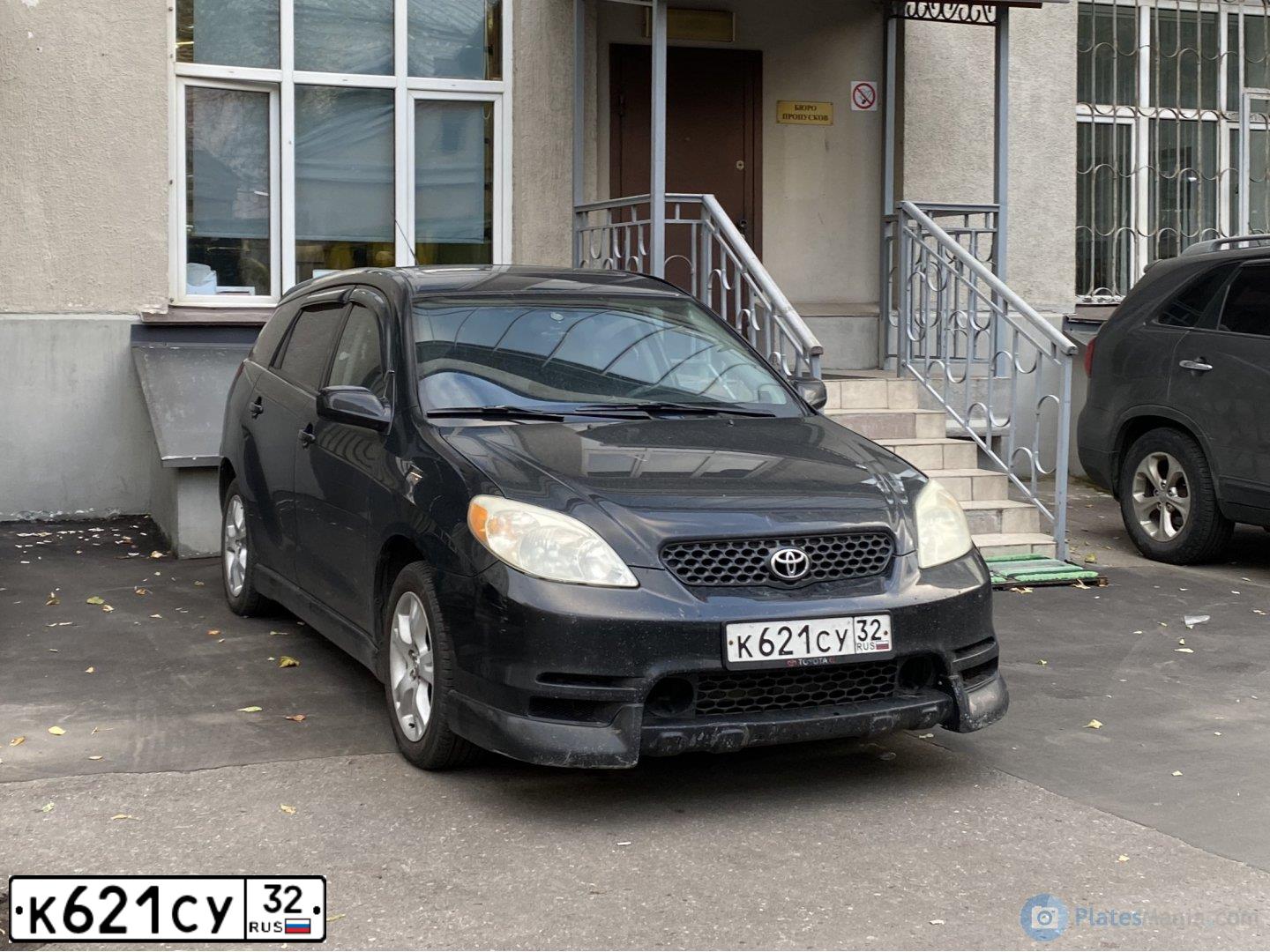 Фото автомобиля TOYOTA MATRIX, 2002 — госномер К621СУ32. Цвет: ЧЕРНЫЙ