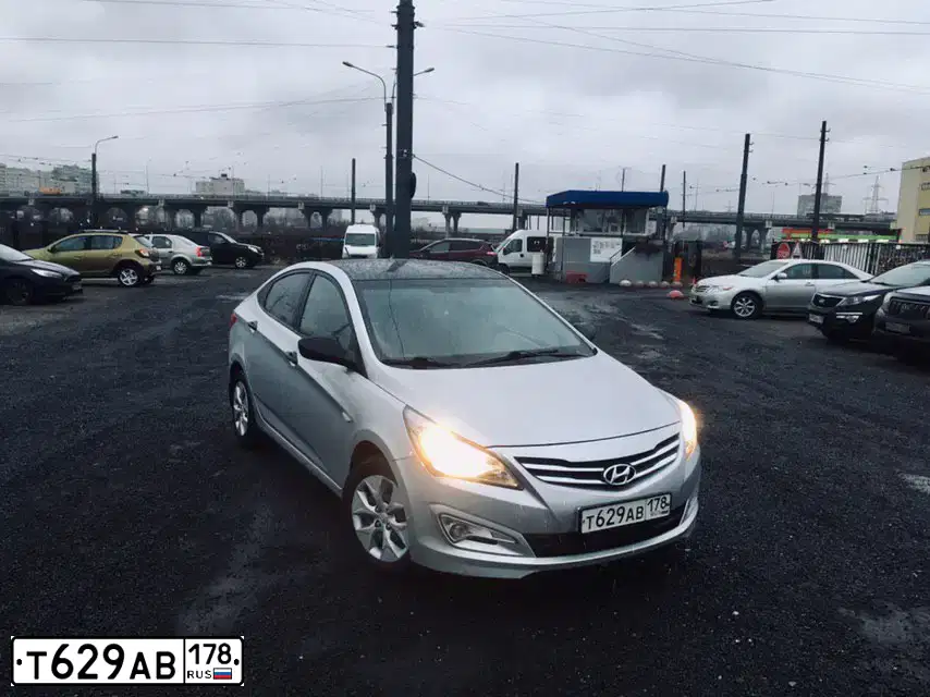 Фото автомобиля HYUNDAI SOLARIS, 2014 — госномер Н594СЕ32. Цвет: СЕРЕБРИСТЫЙ