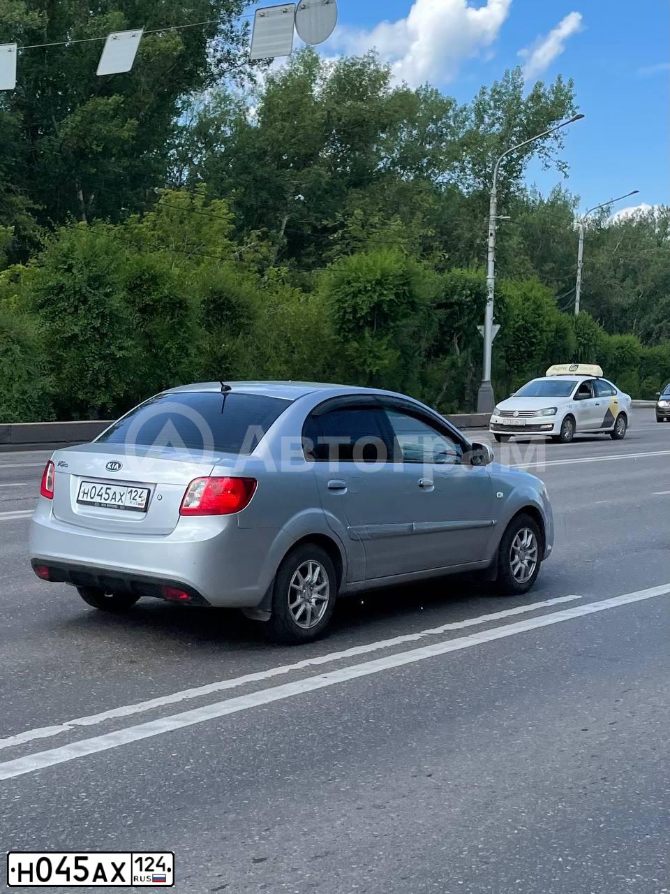 Фото автомобиля KIA RIO, 2010 — госномер Н045АХ124. Цвет: СЕРЫЙ