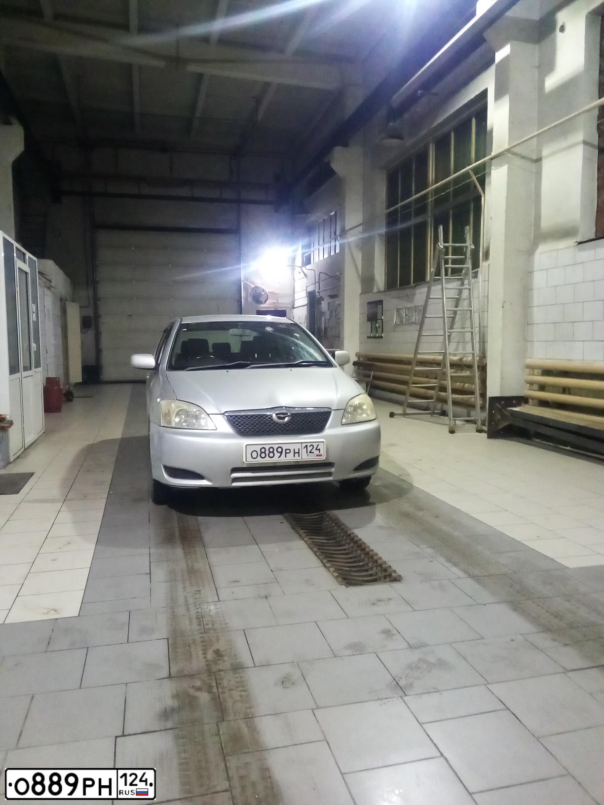 Фото автомобиля TOYOTA COROLLA, 2003 — госномер О889РН124