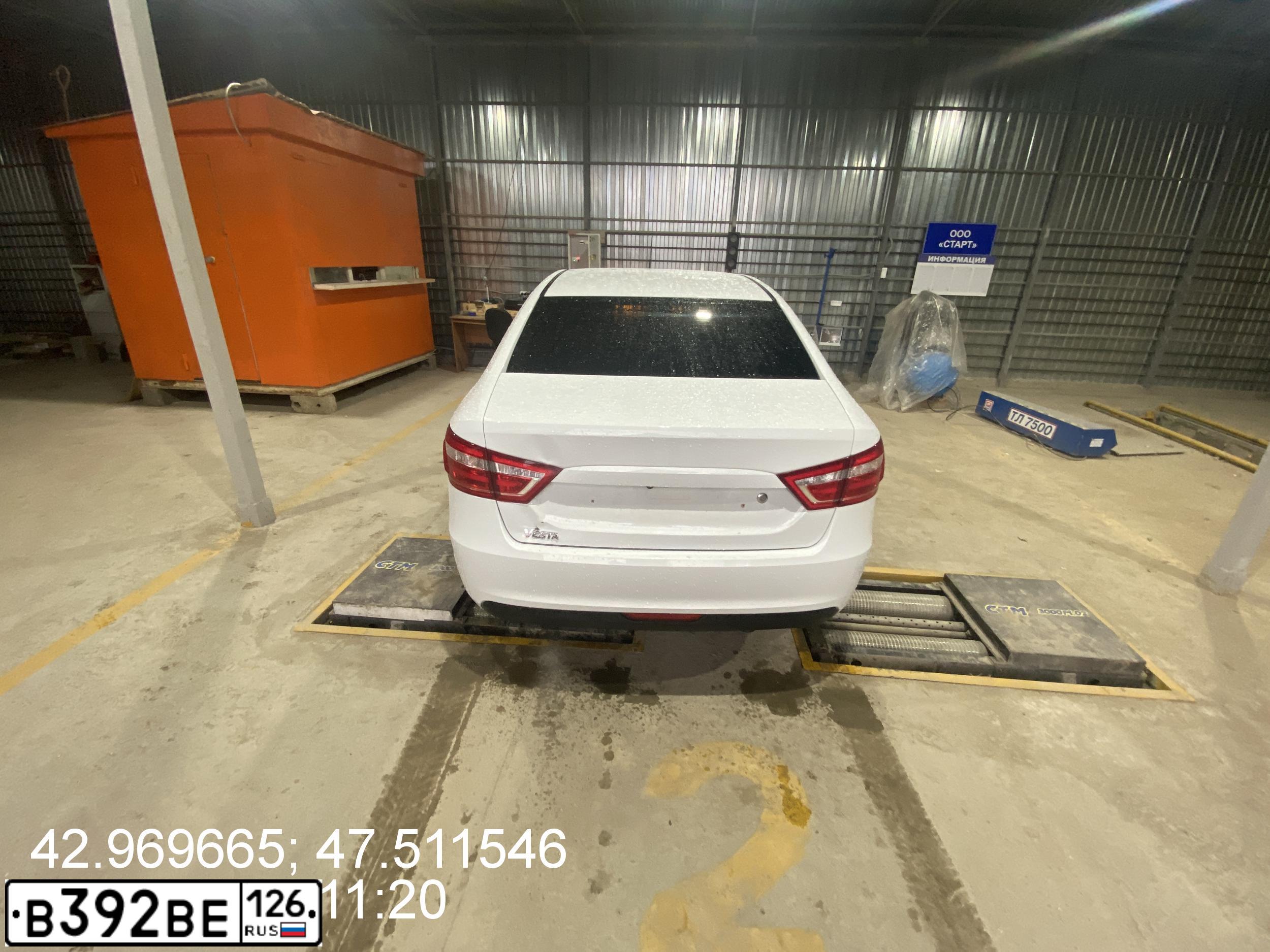 Фото автомобиля LADA VESTA, 2016 — госномер Т600АЕ05. Цвет: Белый