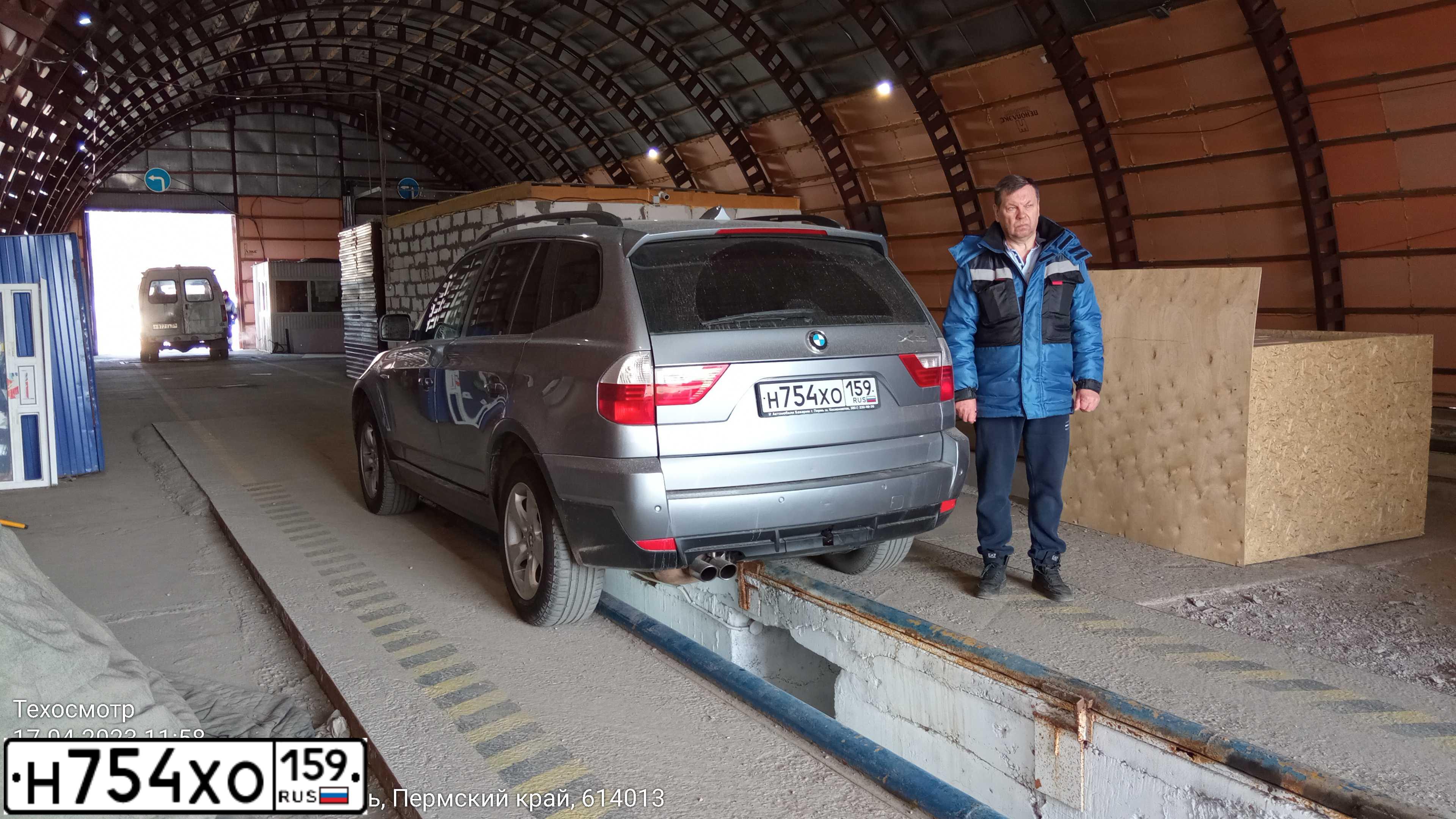Фото автомобиля BMW X3, 2008 — госномер У646КК59. Цвет: СЕРЫЙ МЕТАЛЛИК