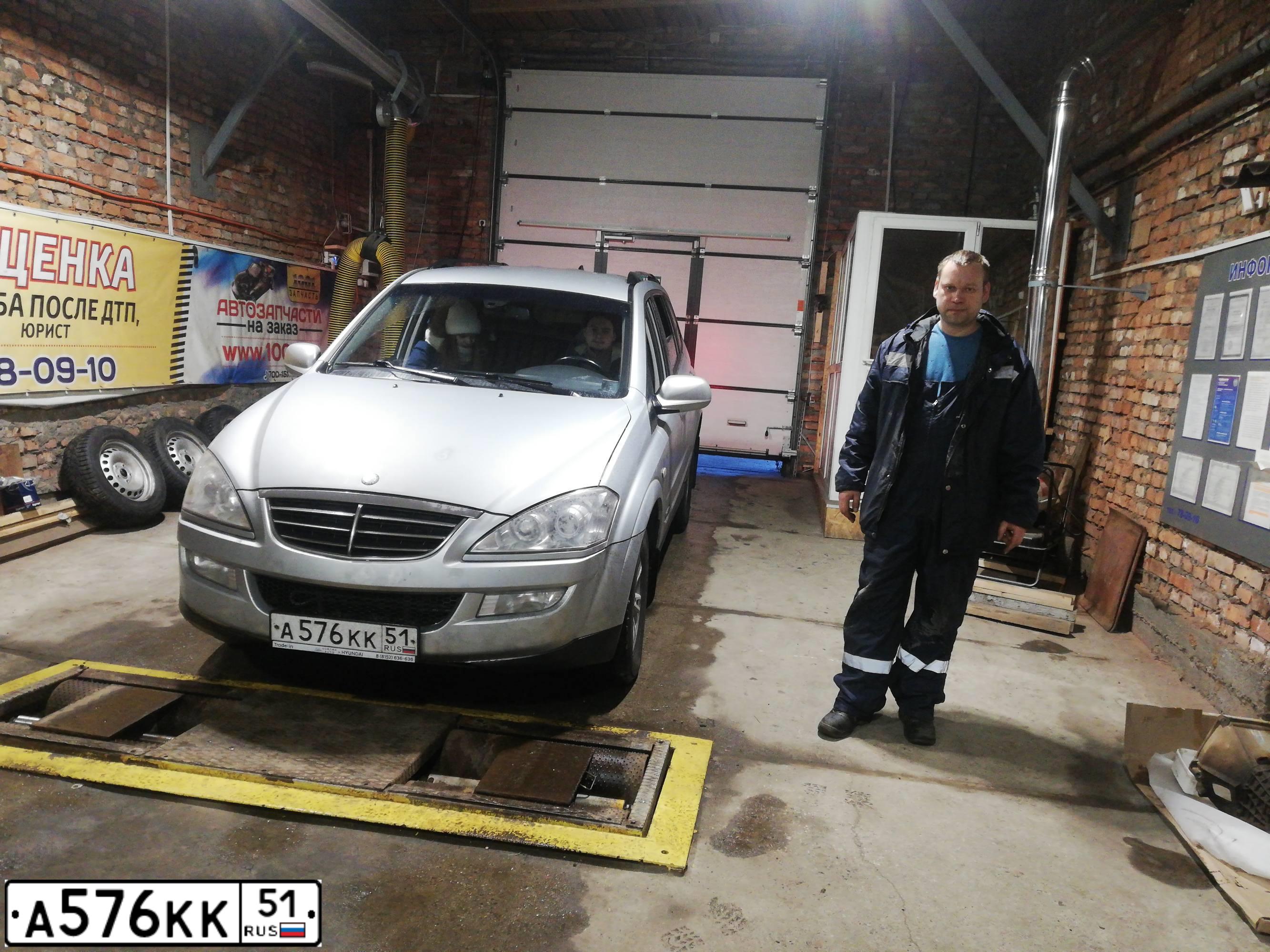 Фото автомобиля SSANGYONG KYRON, 2008 — госномер А021ХМ51. Цвет: СЕРЕБРИСТЫЙ МЕТАЛЛИК