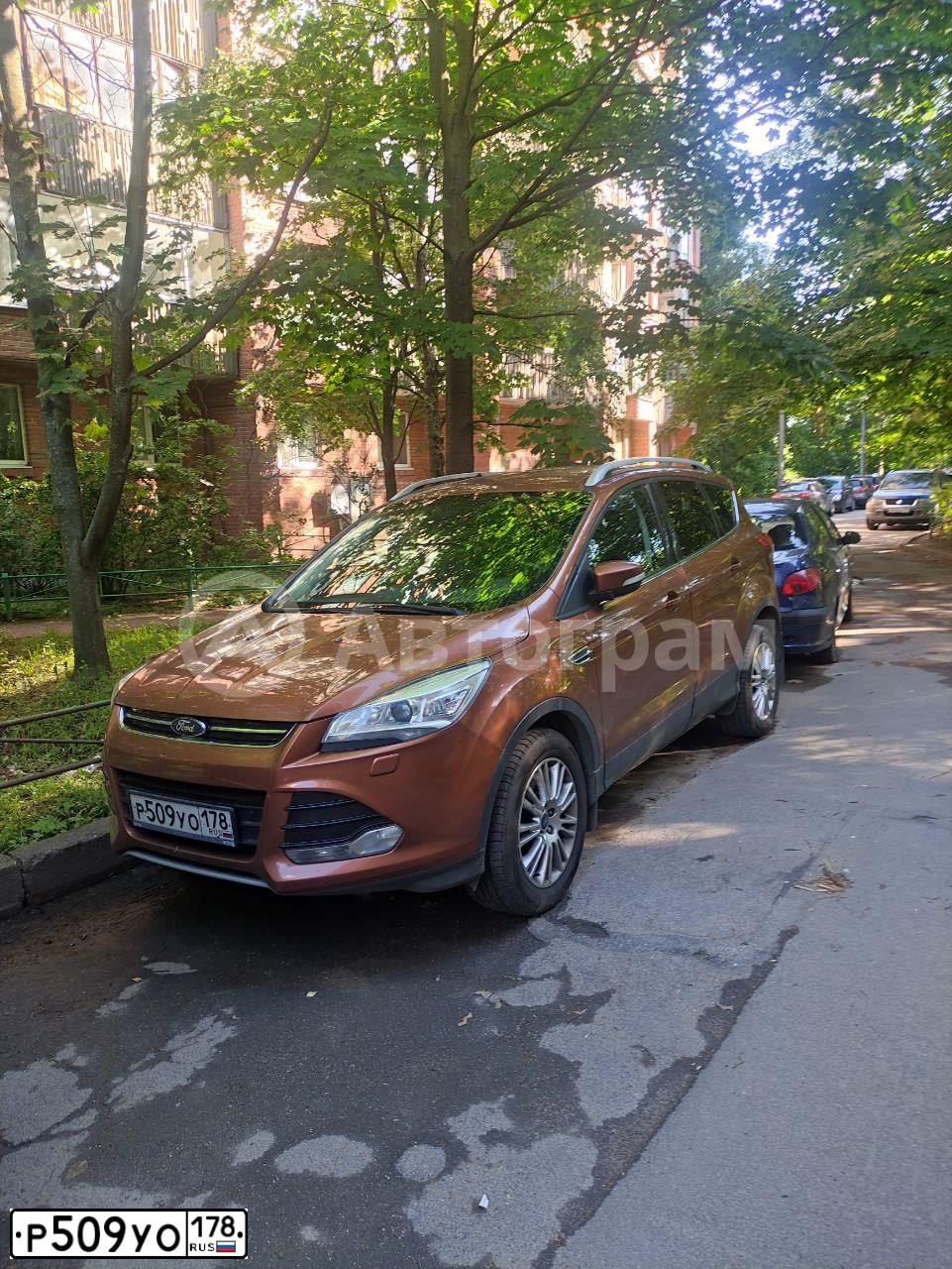 Фото автомобиля FORD KUGA, 2014 — госномер Р509УО178. Цвет: КОРИЧНЕВЫЙ