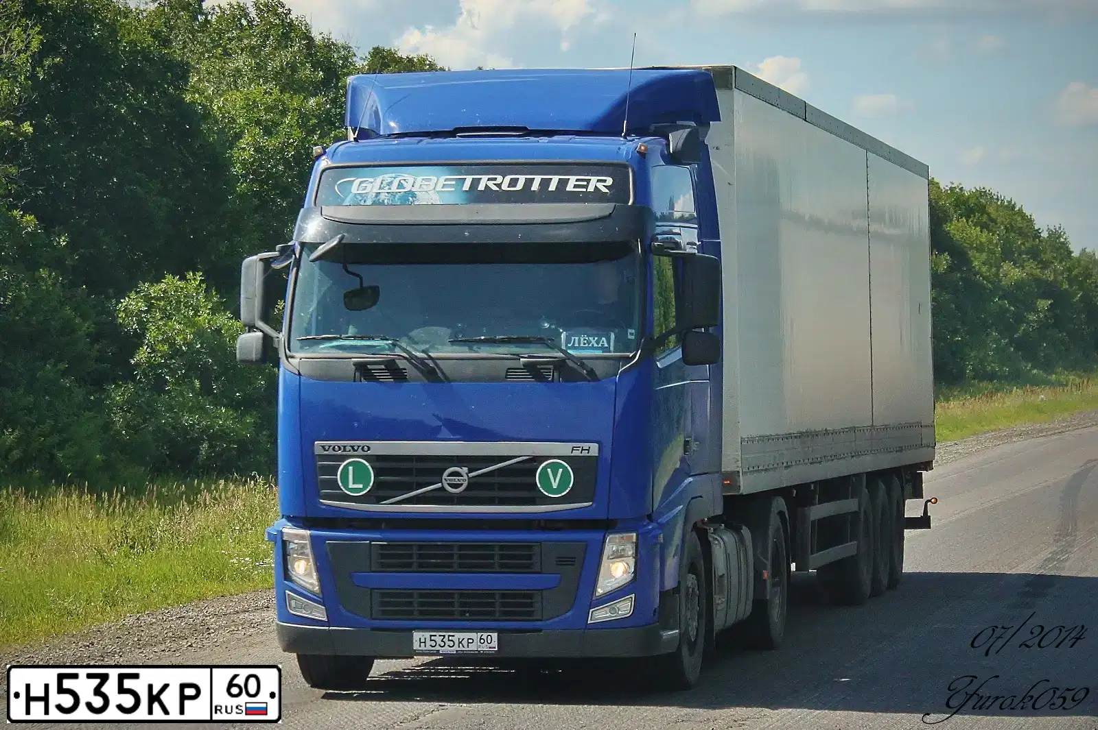 Фото автомобиля VOLVO SERIE FH /4X2/, 2011 — госномер Н535КР60. Цвет: СИНИЙ