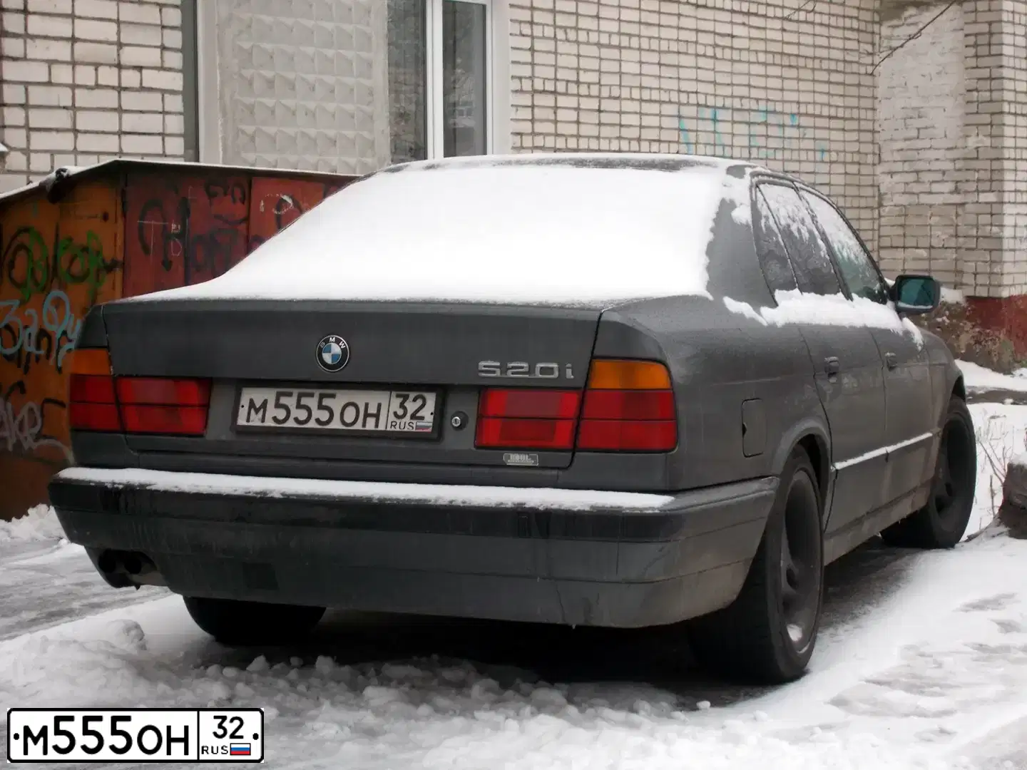 Фото автомобиля BMW SERIE 5, 1989 — госномер М555ОН32. Цвет: СЕРЫЙ