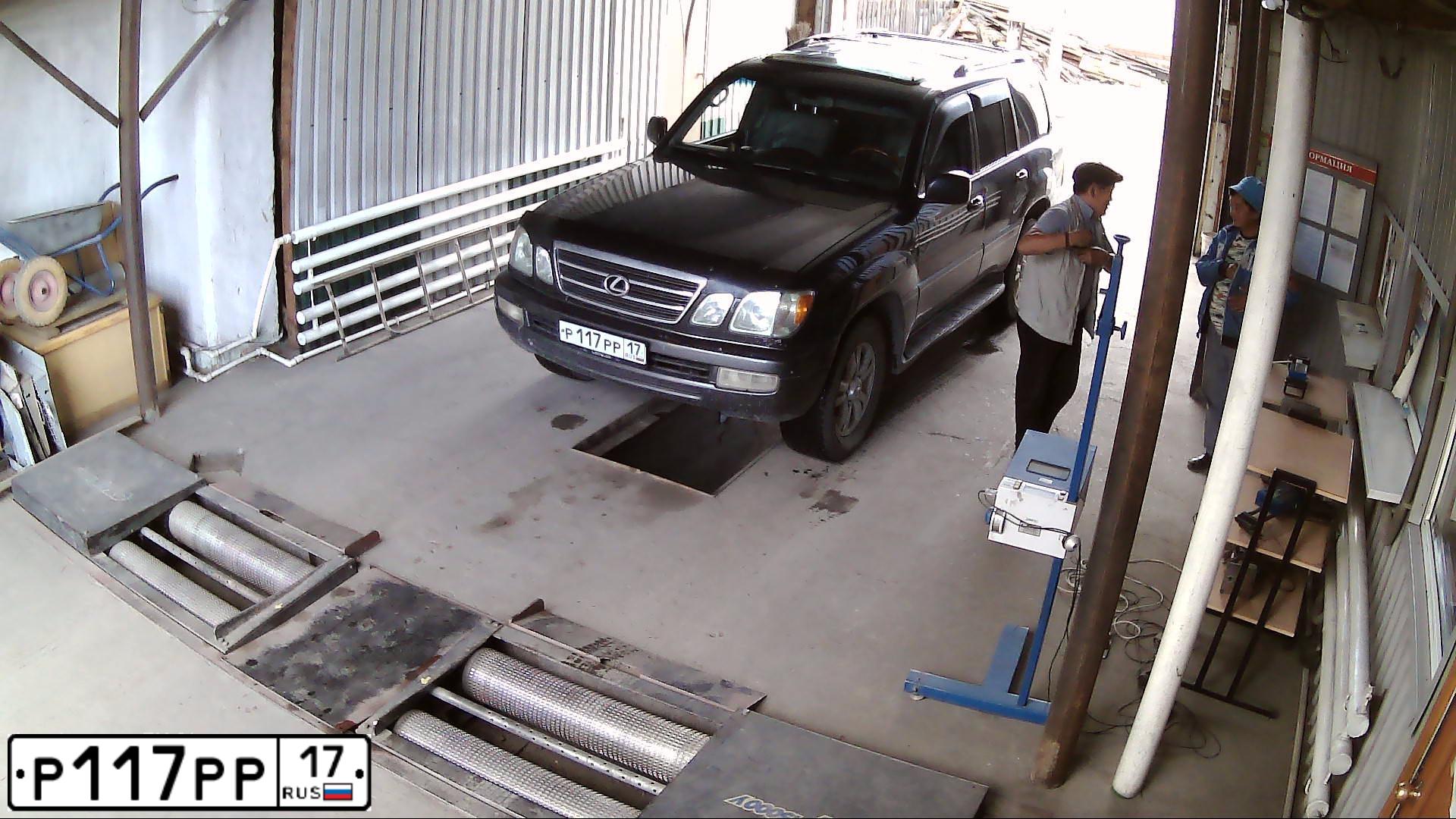Фото автомобиля LEXUS LX, 2004 — госномер Р117РР17. Цвет: ЧЕРНЫЙ