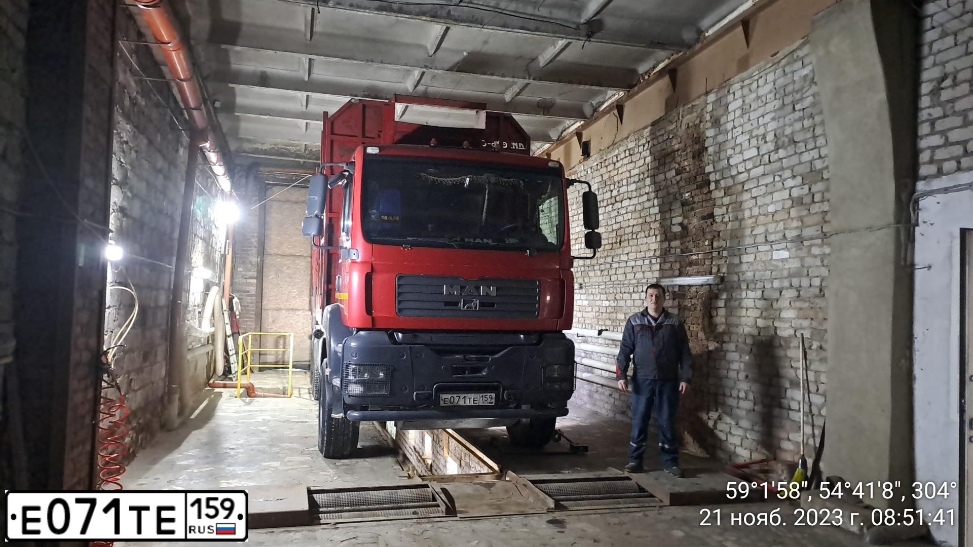 Фото автомобиля MAN TGA 41.XXX /8X4/, 2008 — госномер В002ТС150. Цвет: Красный
