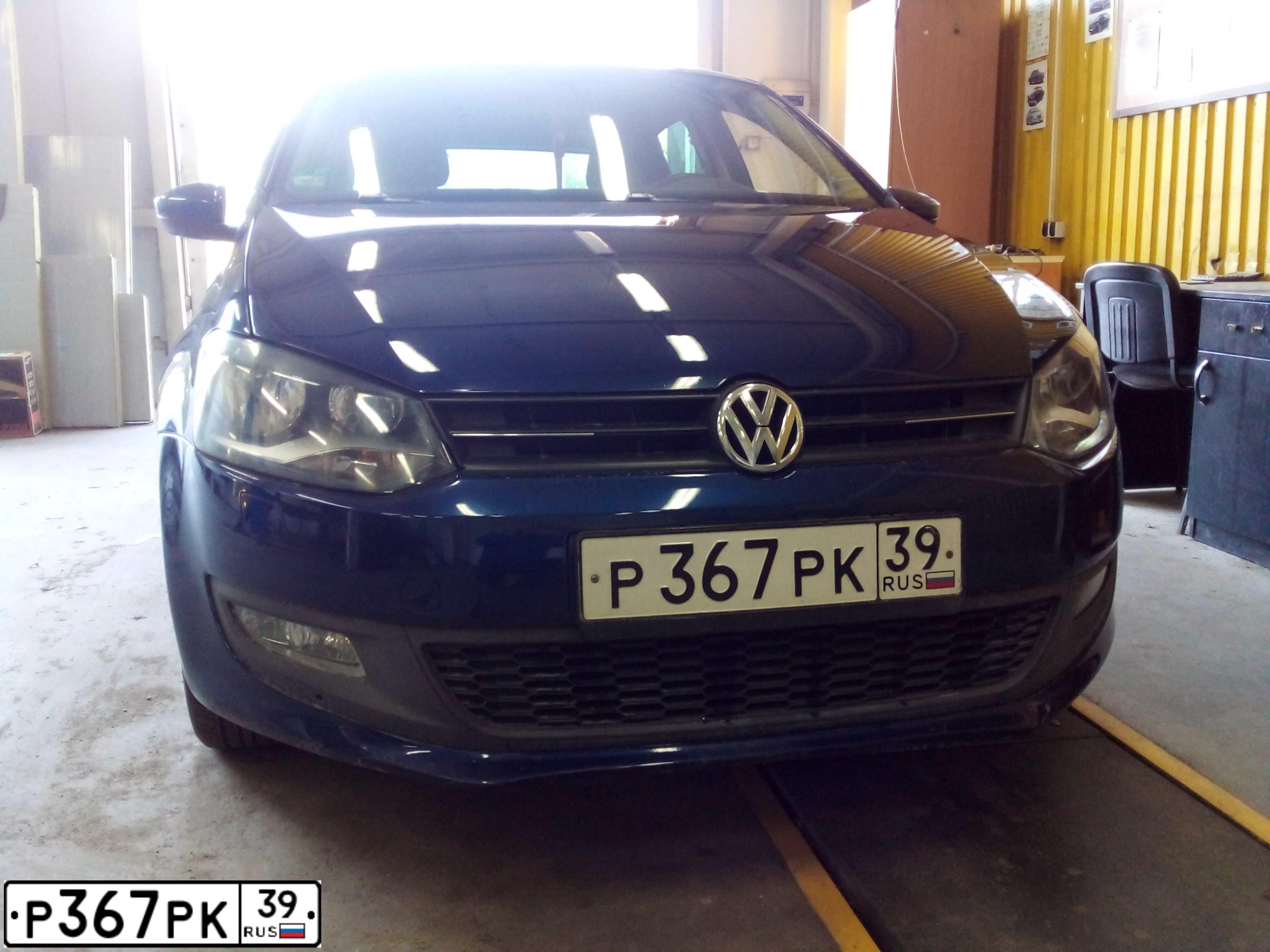 Фото автомобиля VOLKSWAGEN POLO, 2010 — госномер Р367РК39. Цвет: СИНИЙ