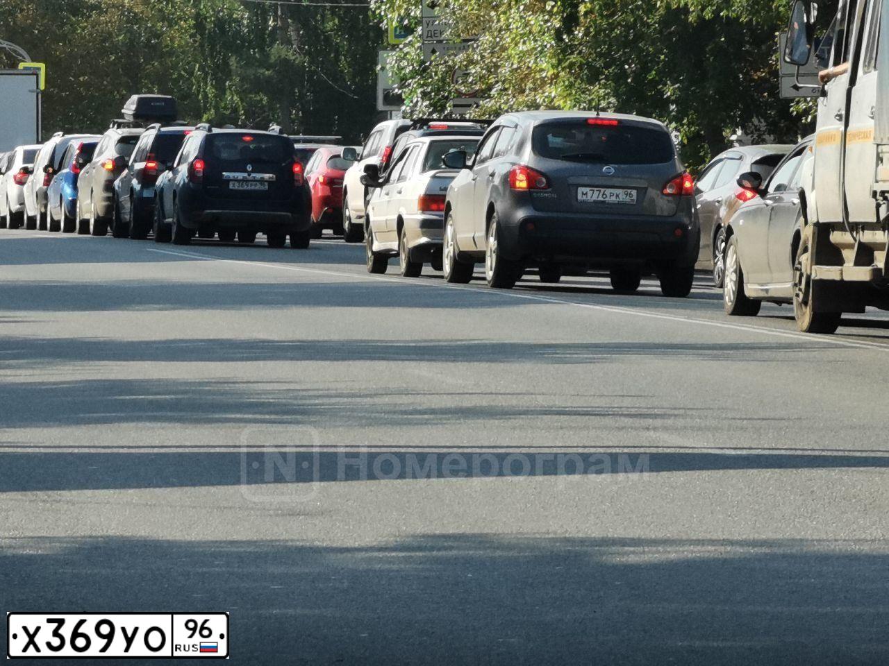 Фото автомобиля GAZ Z 3302 GAZEL, 2013 — госномер А531УО196. Цвет: ЯРКО-БЕЛЫЙ