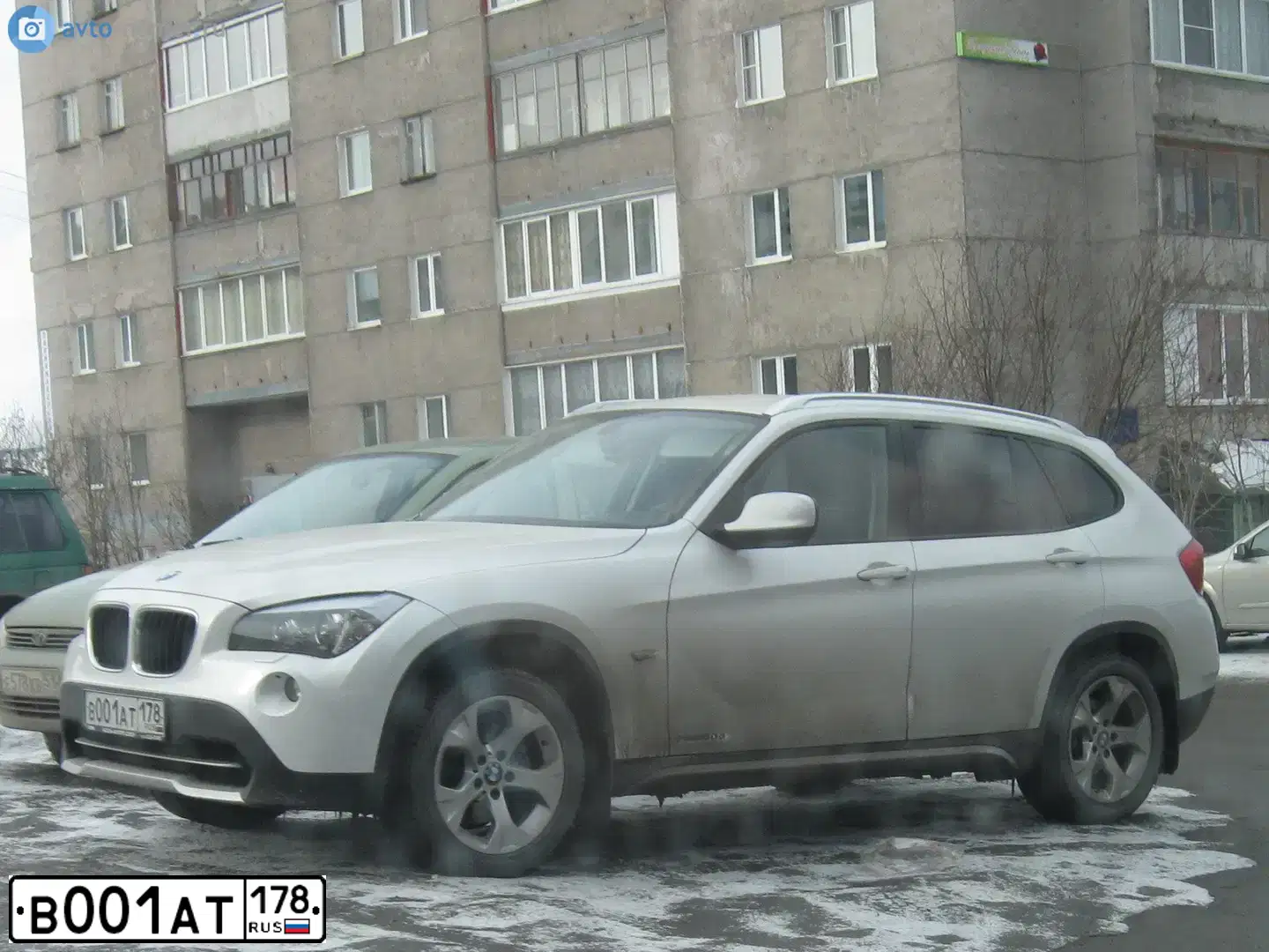 Фото автомобиля BMW X1, 2011 — госномер В001АТ178. Цвет: Белый