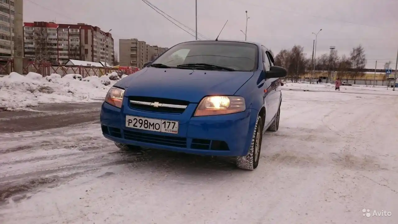 Фото автомобиля CHEVROLET AVEO, 2005 — госномер К521ВХ76. Цвет: синий