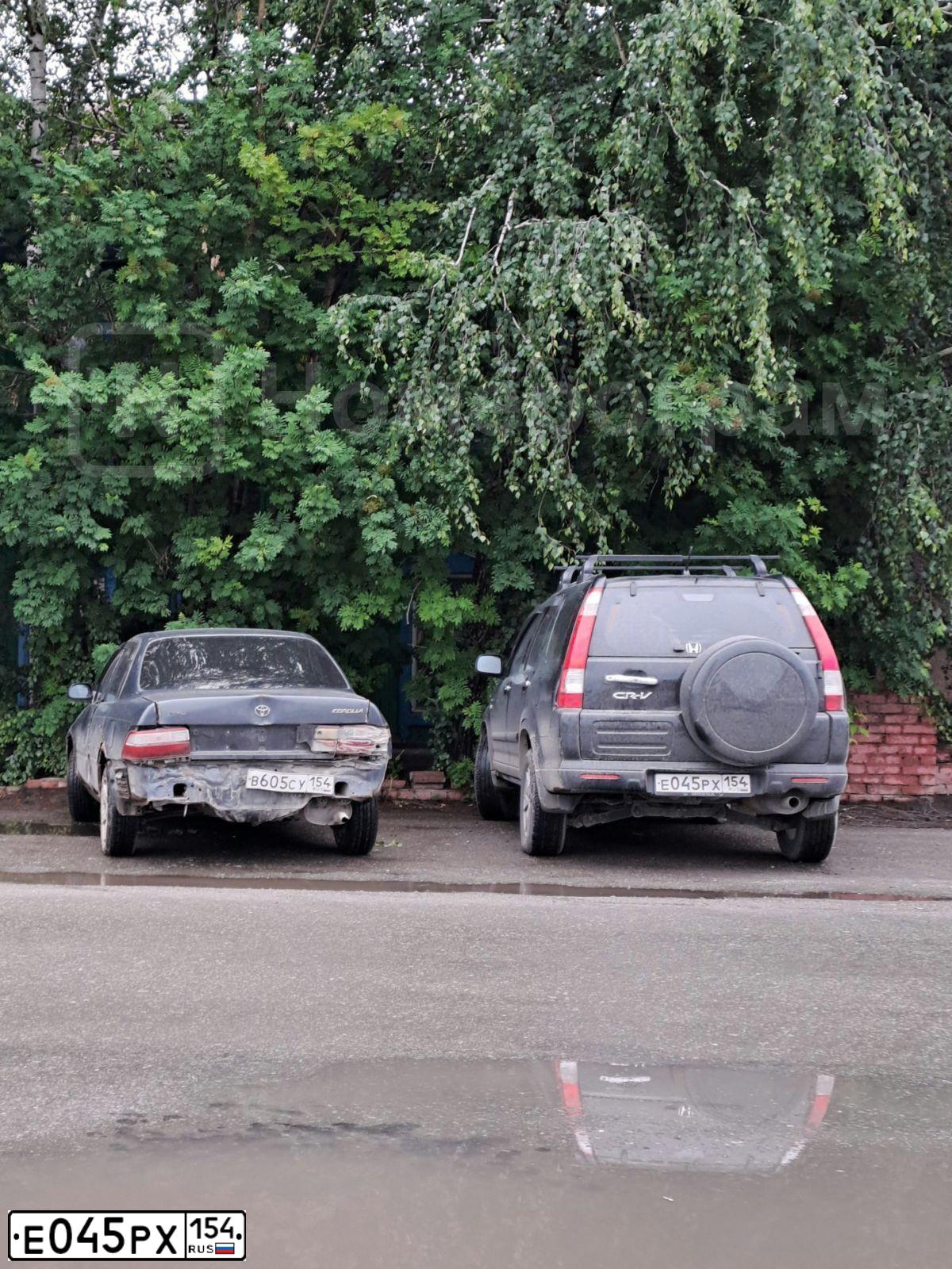Фото автомобиля HONDA CR-V, 2005 — госномер Е045РХ154. Цвет: ЧЕРНЫЙ
