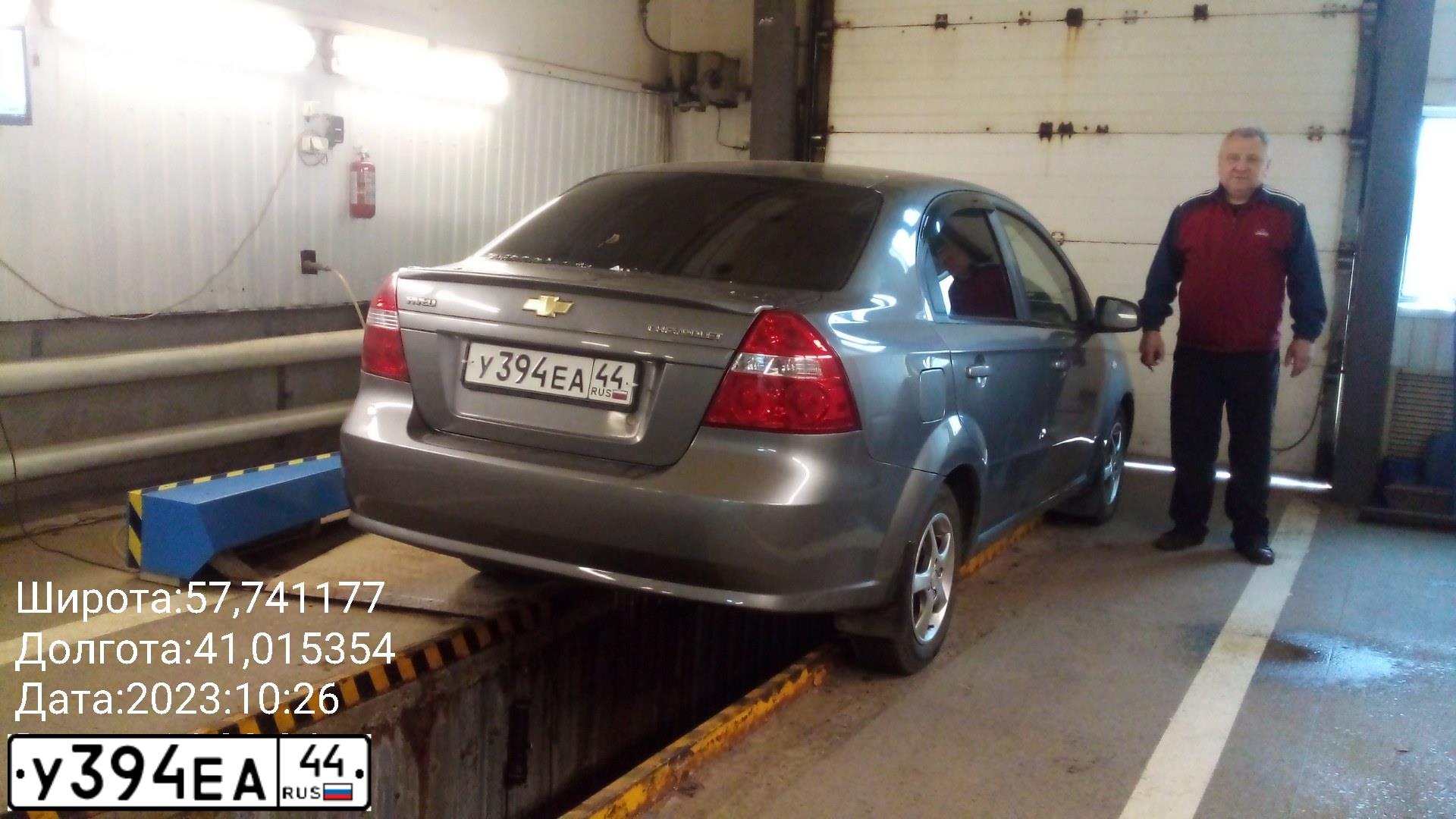 Фото автомобиля CHEVROLET AVEO, 2007 — госномер У394ЕА44. Цвет: СЕРЫЙ