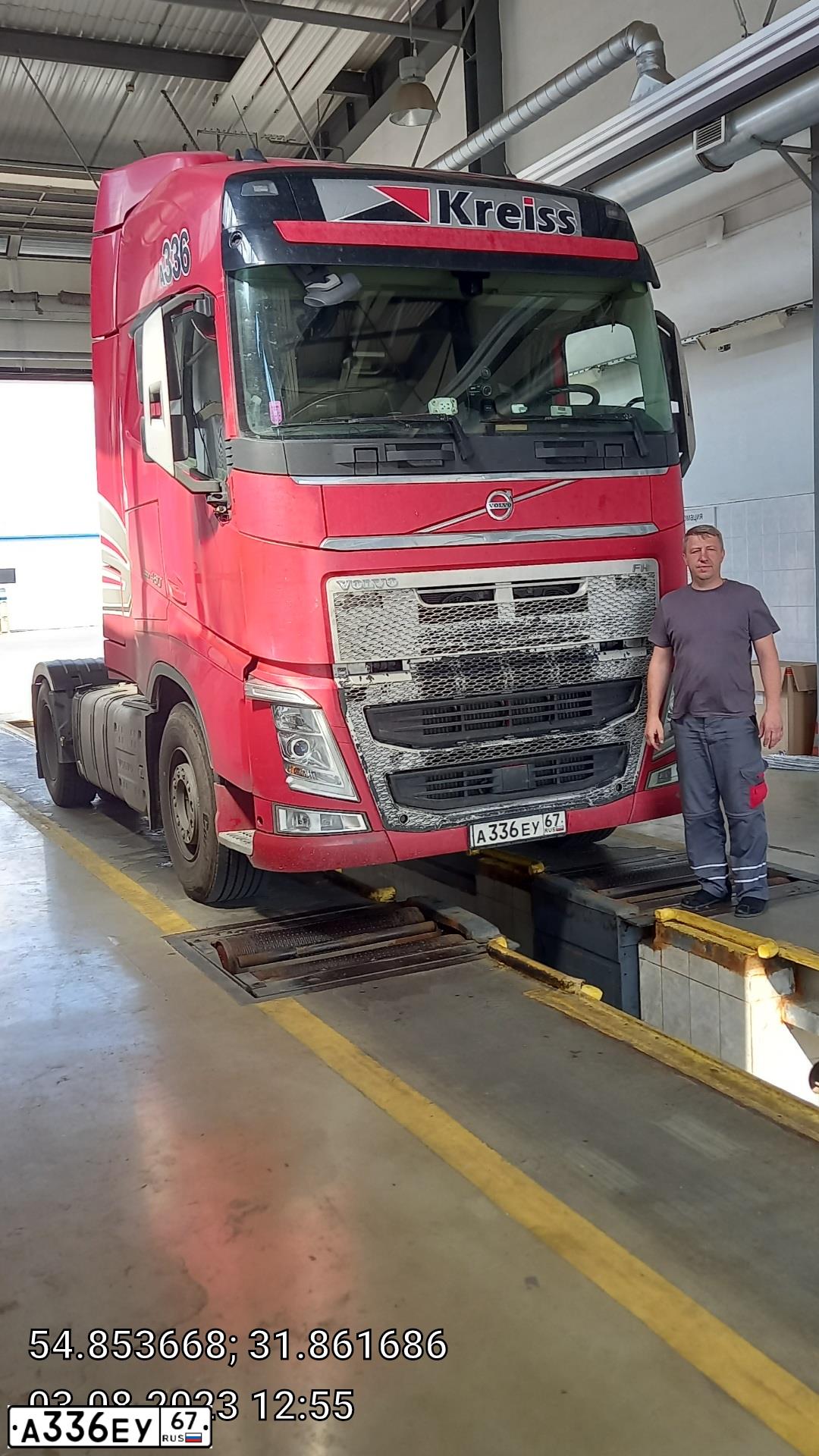 Фото автомобиля VOLVO SERIE FH /4X2/, 2015 — госномер Т587РВ58. Цвет: КРАСНЫЙ