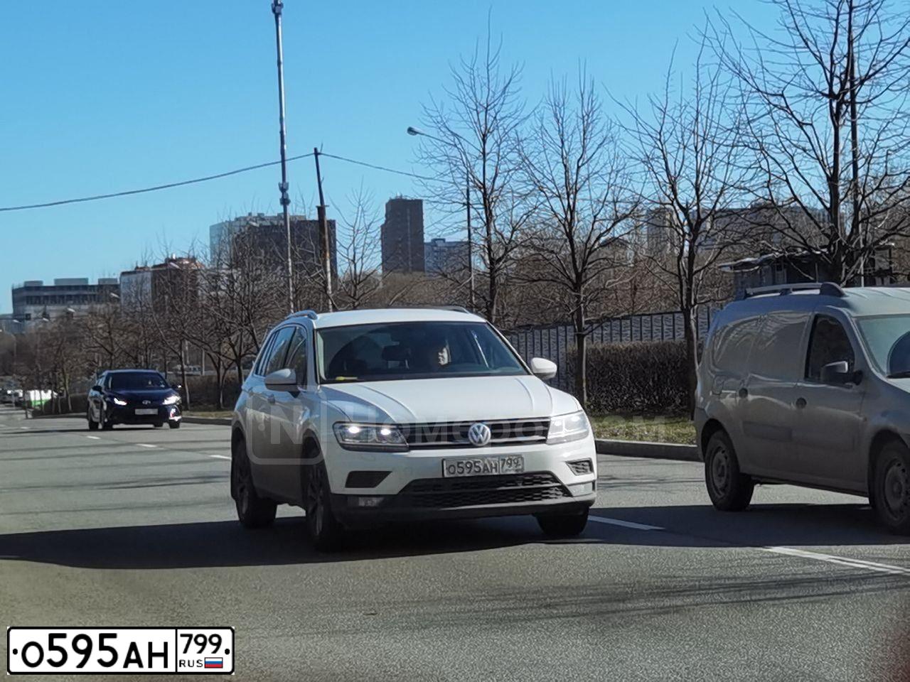 Фото автомобиля VOLKSWAGEN TIGUAN, 2017 — госномер О595АН799. Цвет: БЕЛЫЙ